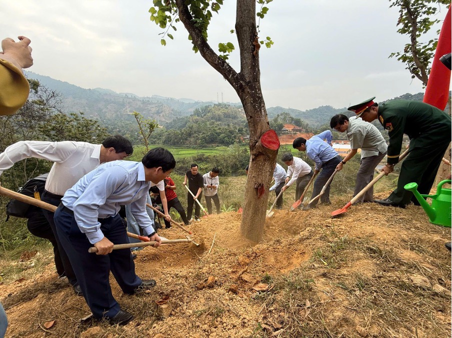 Các đại biểu cùng nhân dân trực tiếp tham gia trồng cây tại bản Phiêng Lơi.