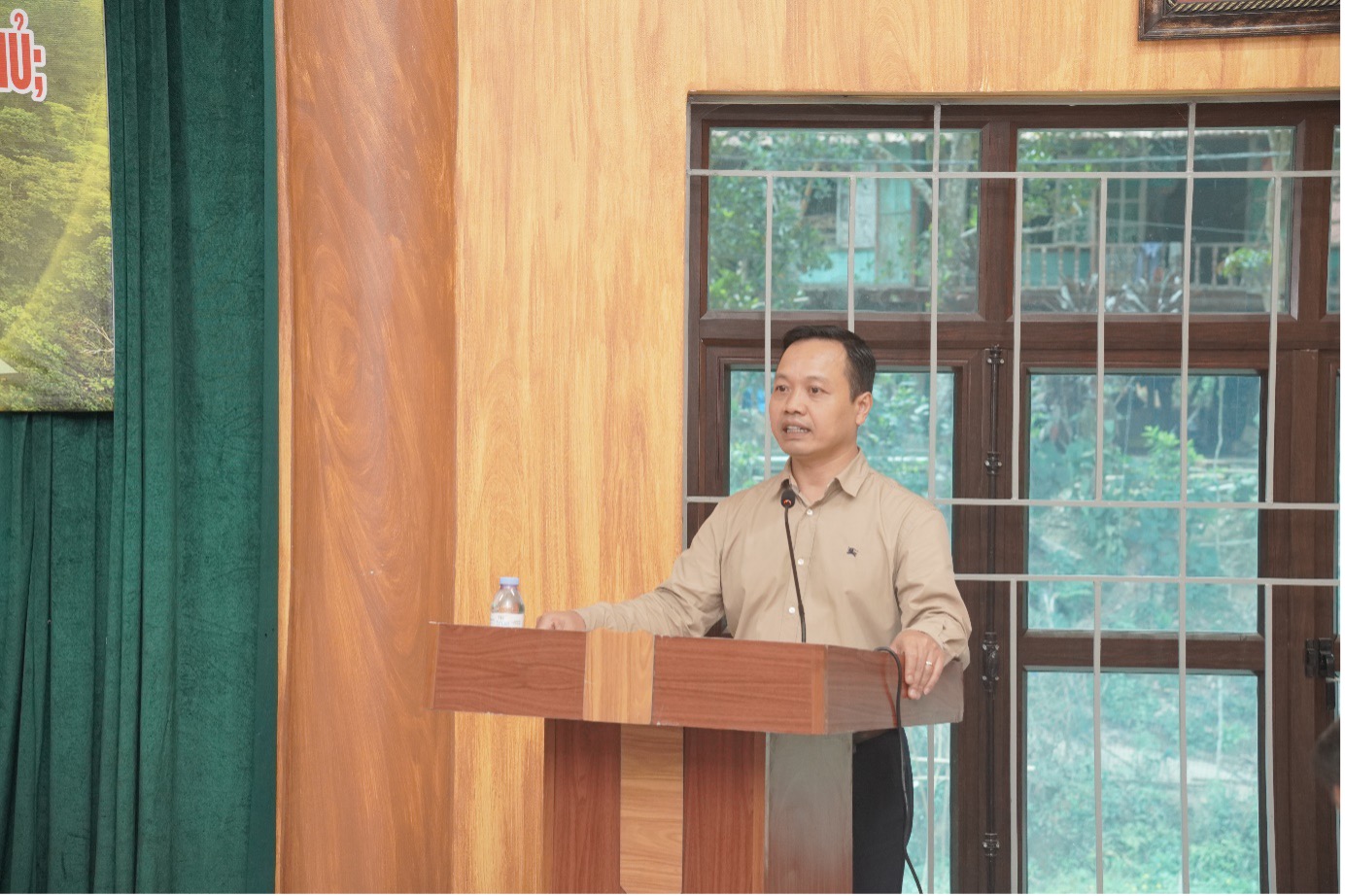 Đồng chí Trần Tiến Dũng - Ủy viên Trung ương Đảng, Bí thư Đảng ủy tỉnh Điện Biên phát biểu tại Hội nghị.