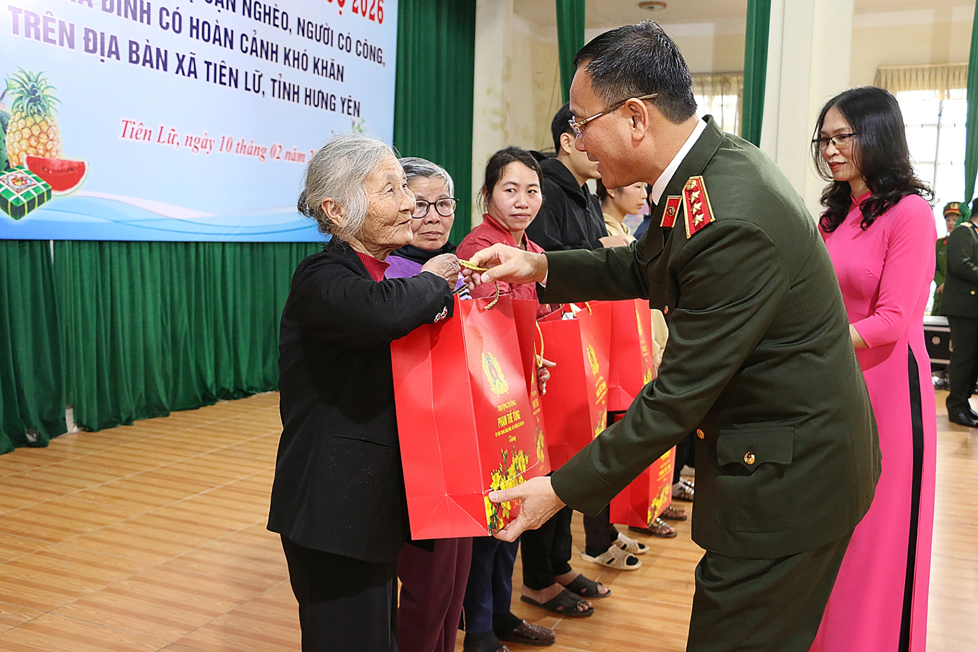 Thượng tướng, Thứ trưởng Phạm Thế Tùng tặng quà cho bà con hộ nghèo tại xã Tiên Lữ