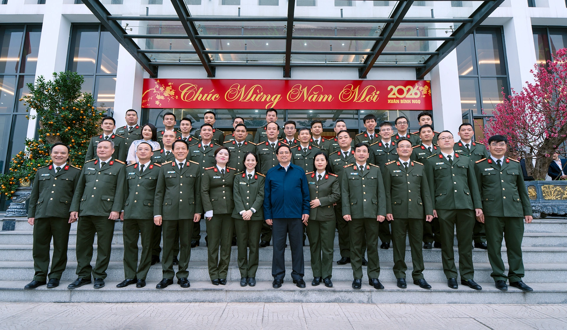 Thủ tướng Phạm Minh Chính chụp ảnh lưu niệm với cán bộ, chiến sĩ Cục A05