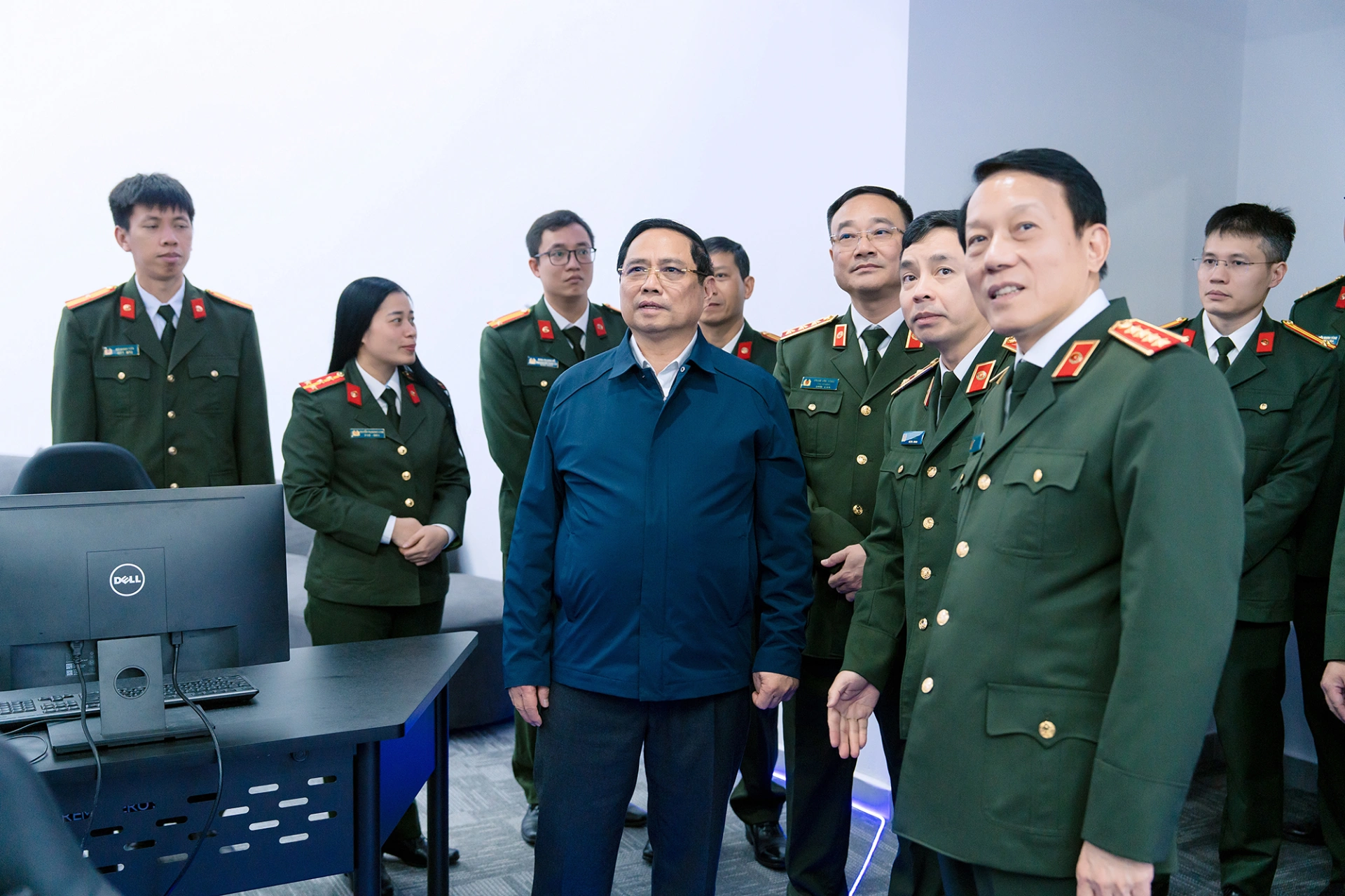 Thủ tướng nghe lãnh đạo A05 giới thiệu về các phòng chức năng của Cục