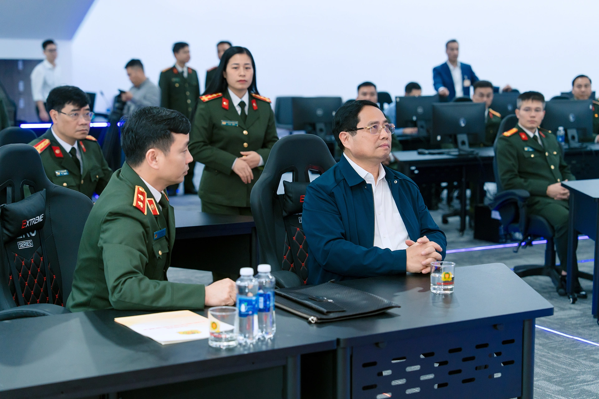 Thủ tướng nghe giới thiệu về hoạt động của đấu trường an ninh mạng Cyber Arena