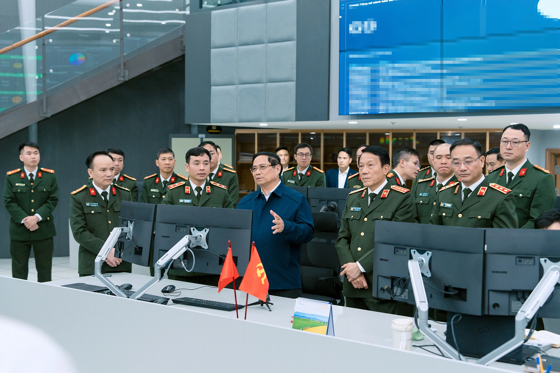 Thủ tướng tham quan Phòng tác chiến không gian mạng