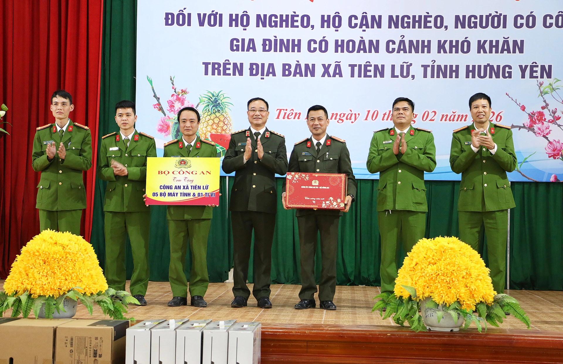 Trao quà cho công an xã Tiên Lữ