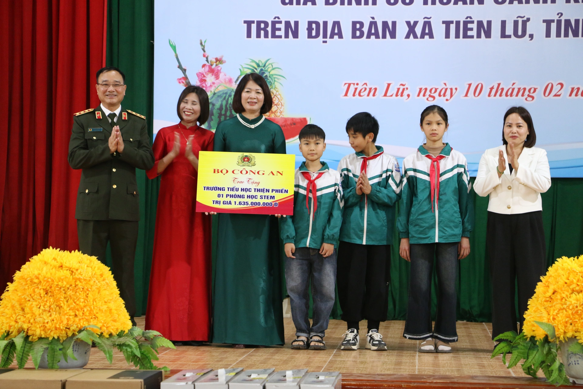 Thượng tướng, Thứ trưởng Phạm Mạnh Tùng trao quà cho đại diện Trường tiểu học Thiện Phiến là một phòng học STEM