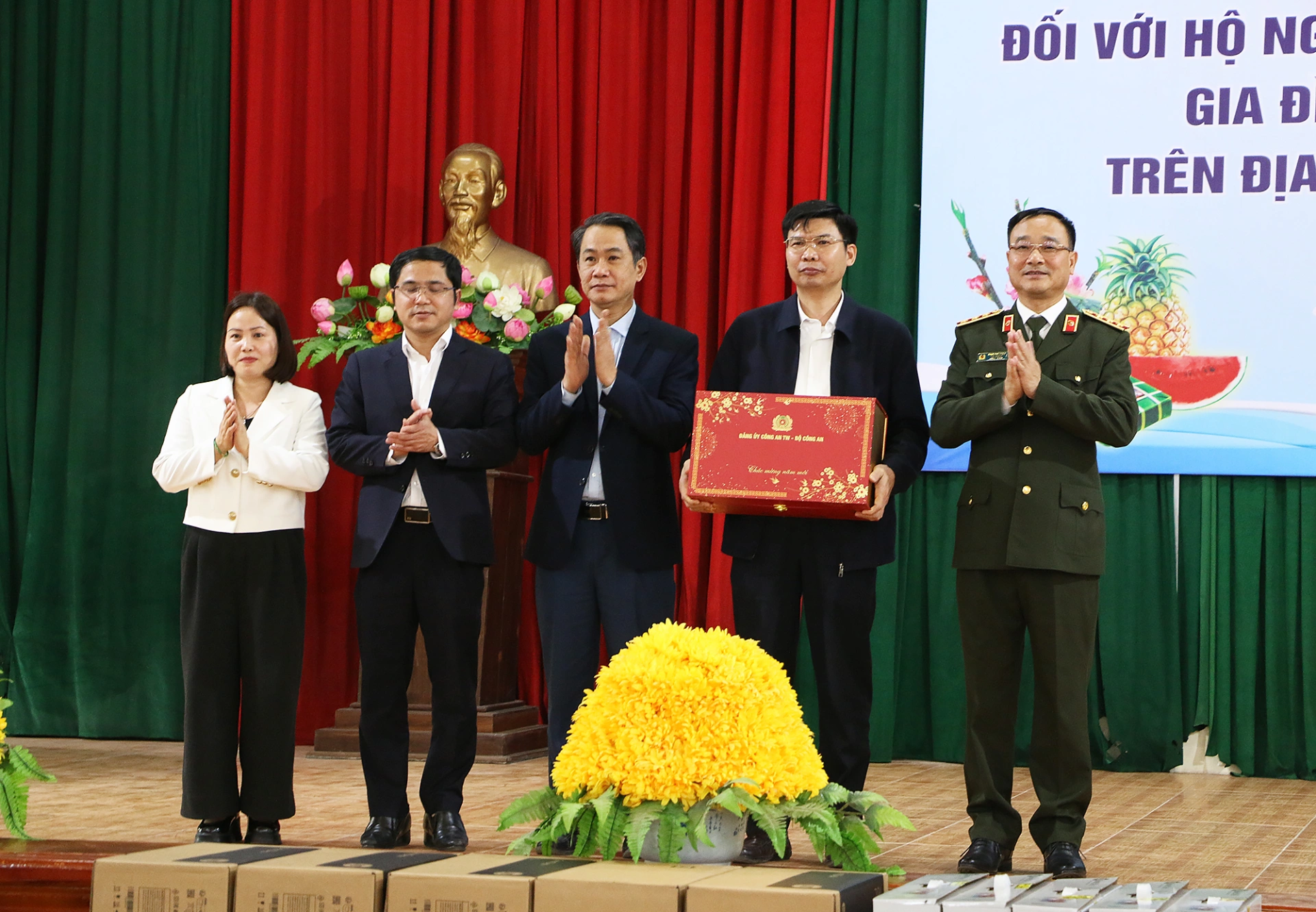 Trao quà cho Đảng ủy xã Tiên Lữ