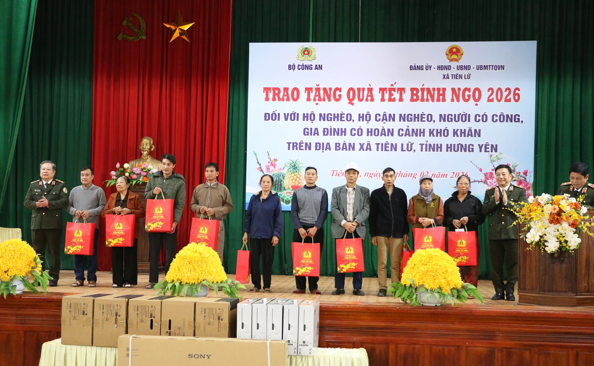 Đại diện Bộ Công an trao quà Tết cho các hộ nghèo tại xã Tiên Lữ, tỉnh Hưng Yên