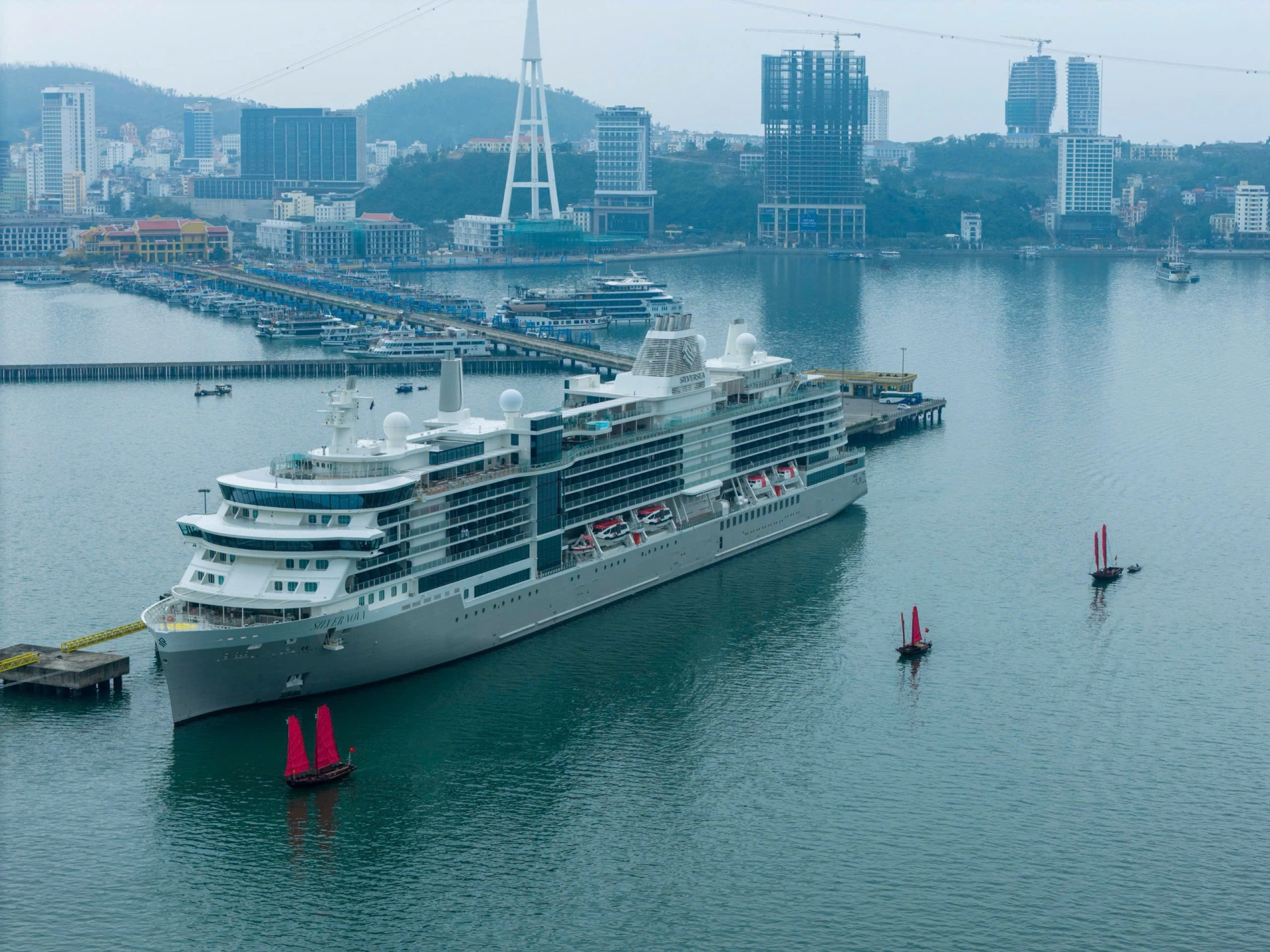 Không gian cảng tàu khách quốc tế Hạ Long trở nên lãng mạn với những cánh buồm đỏ thắm và không gian âm nhạc trữ tình