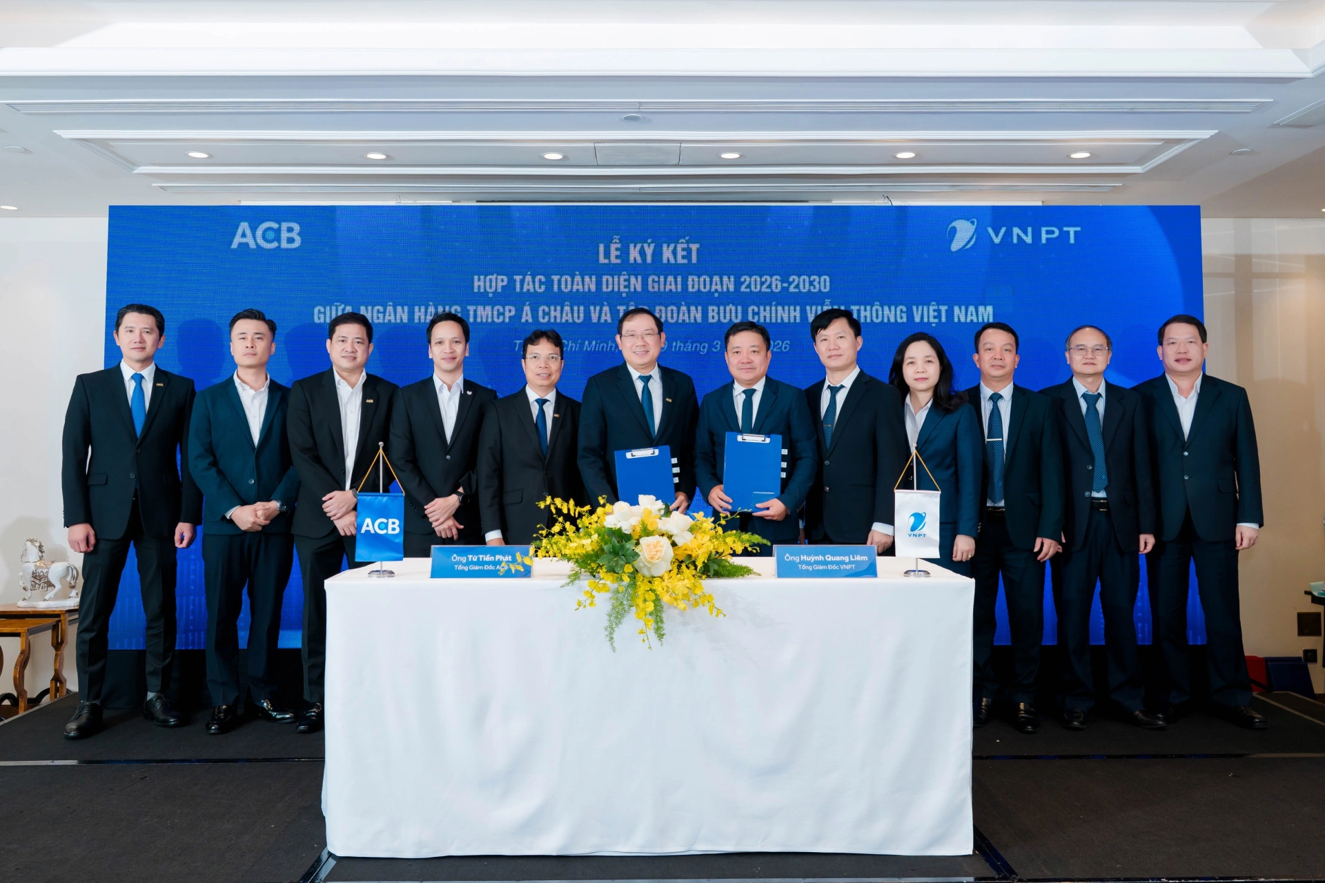 Lãnh đạo VNPT và ACB thực hiện nghi thức ký kết thỏa thuận hợp tác toàn diện giai đoạn 2026 - 2030