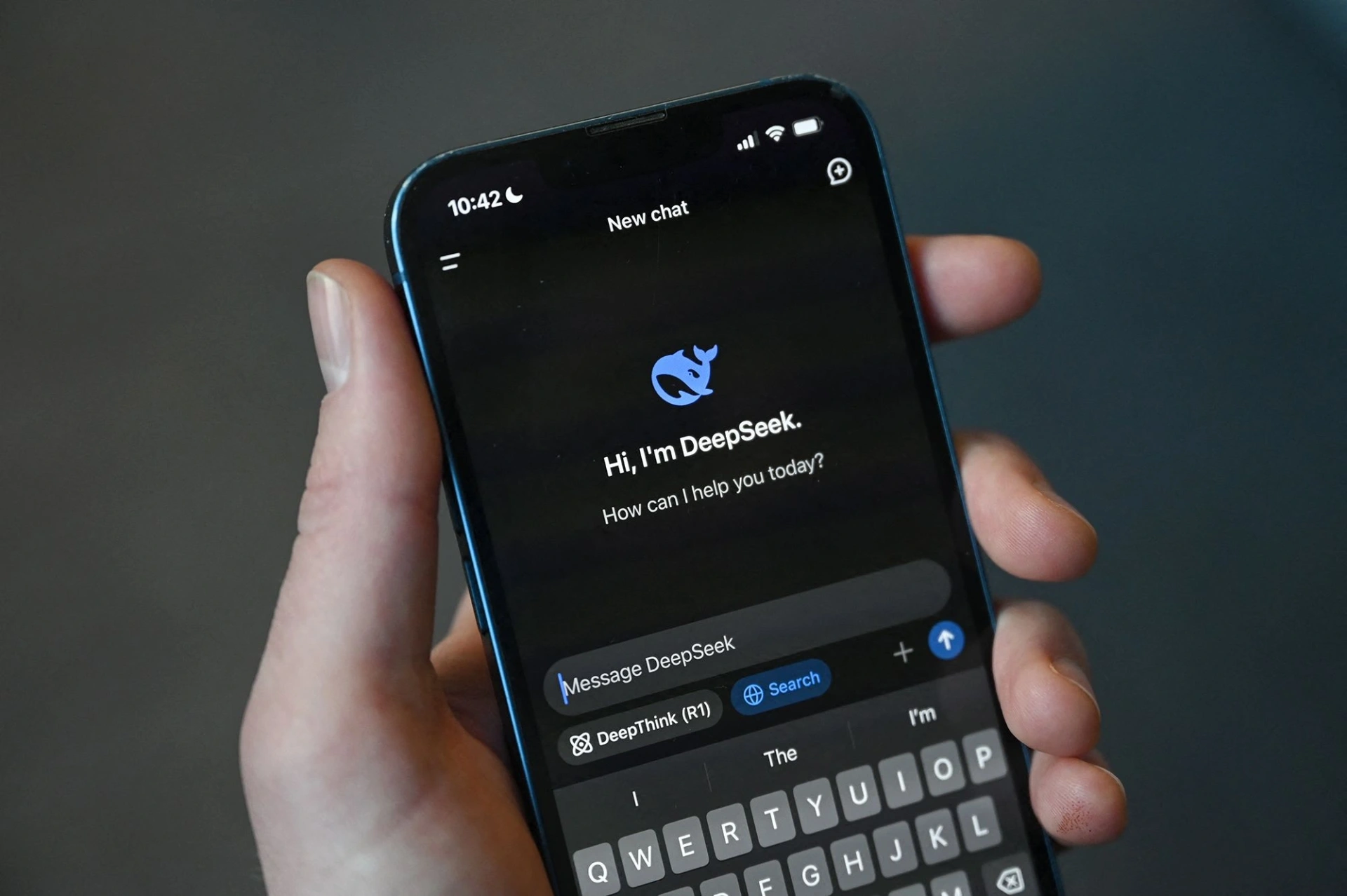 Dù sở hữu các mô hình hàng đầu như R1 và V3, hạ tầng kỹ thuật của DeepSeek vẫn gặp phải những phép thử khắc nghiệt trước áp lực lượng truy cập khổng lồ. Ảnh minh hoạ.