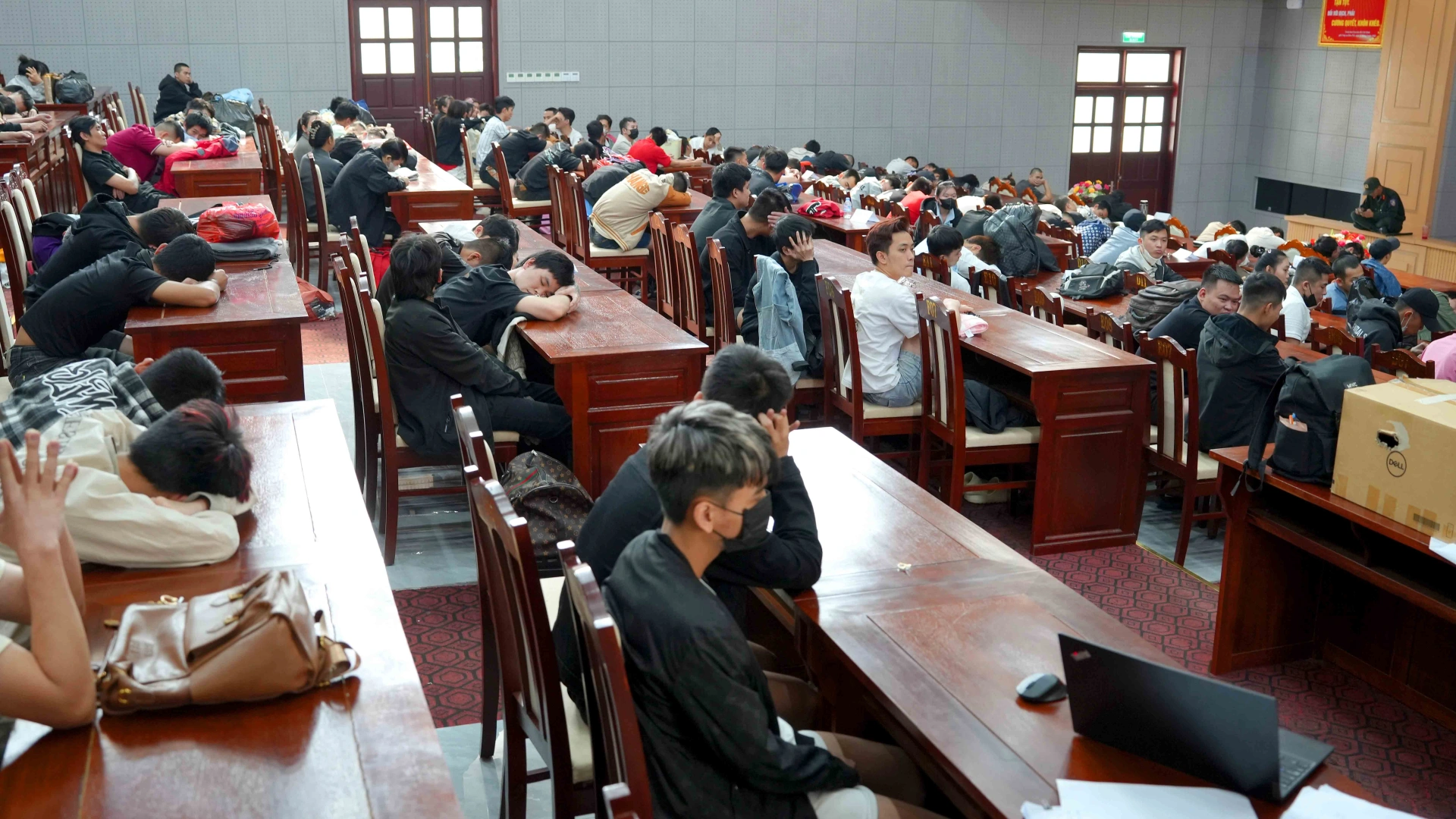 các đối tượng được tổ chức thành từng nhóm, vận hành các kịch bản lừa đảo qua những nền tảng phổ biến như WhatsApp, Facebook, Instagram… nhằm tiếp cận và thao túng nạn nhân.