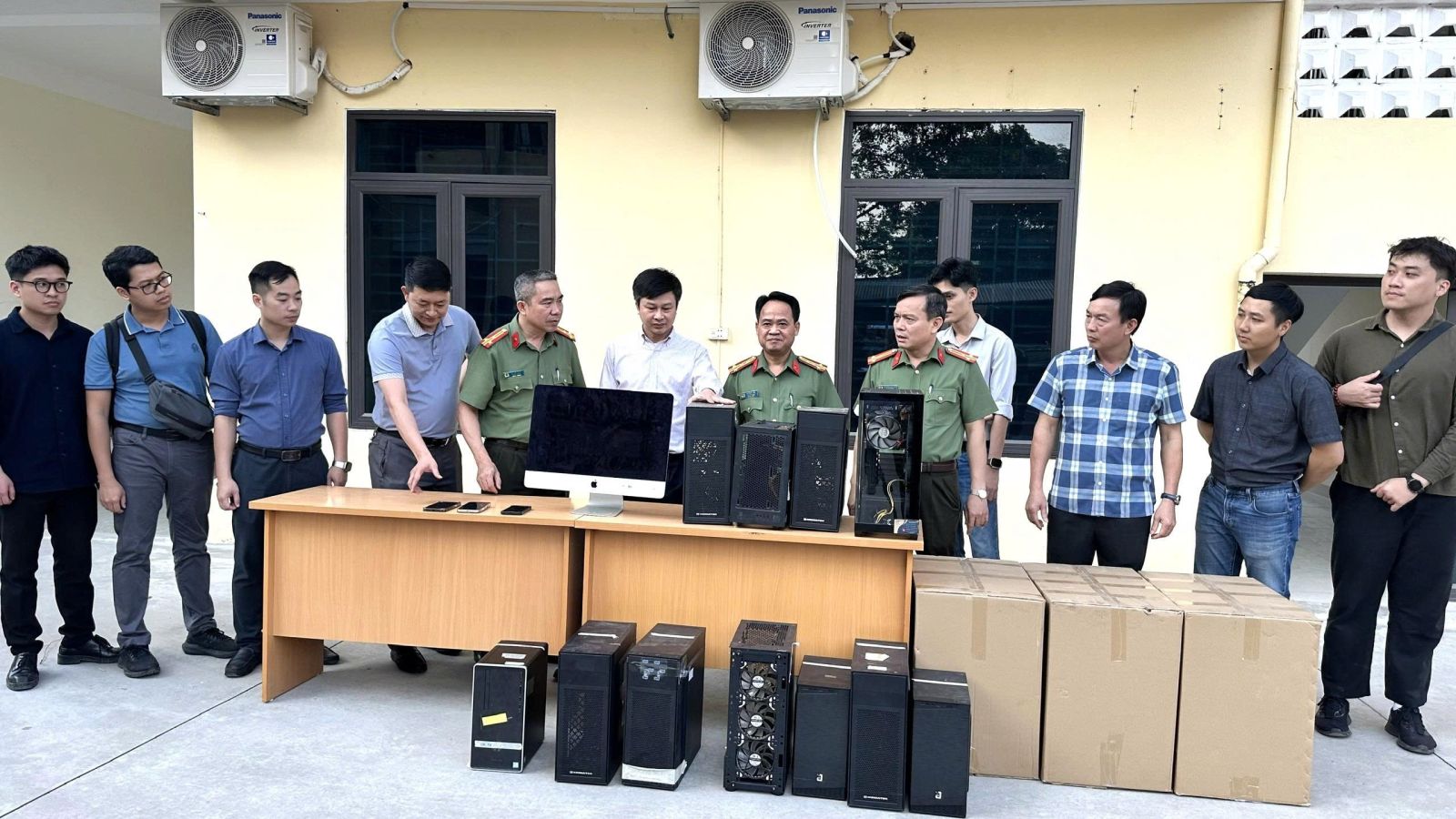 Tang vật liên quan đến hoạt động lập trình, phát tán mã độc và thu thập dữ liệu người dùng do cơ quan Công an thu giữ.