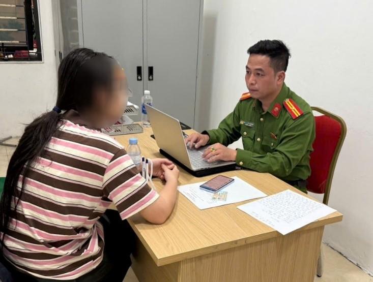 Thiếu tá Nguyễn Văn Quang tuyên truyền thủ đoạn lừa đảo cho nữ sinh.