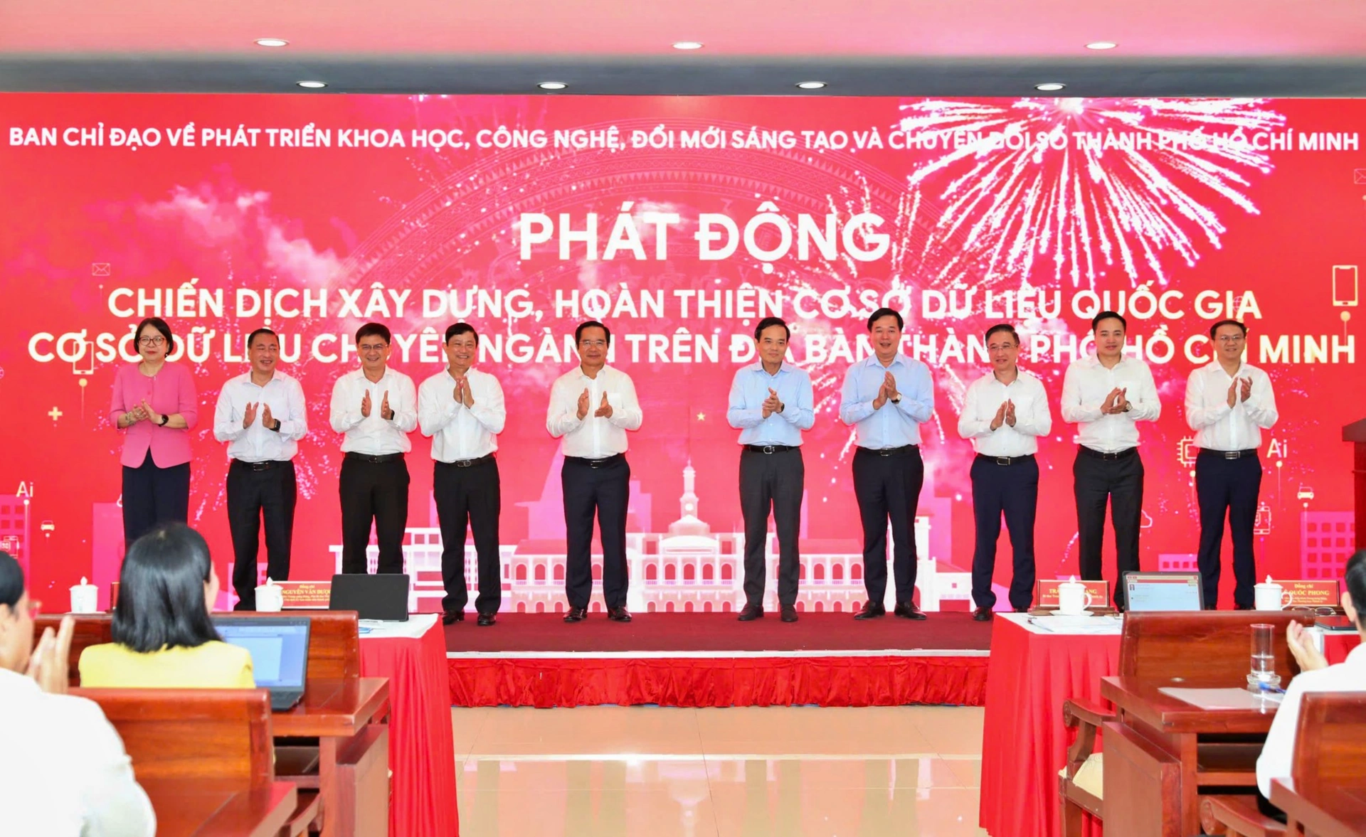 Lãnh đạo chính quyền TP. Hồ Chí Minh nhấn nút Phát động chiến dịch xây dựng, hoàn thiện cơ sở dữ liệu quốc gia, cơ sở dữ liệu chuyên ngành trên địa bàn thành phố (ảnh: Vân Anh/VGP)