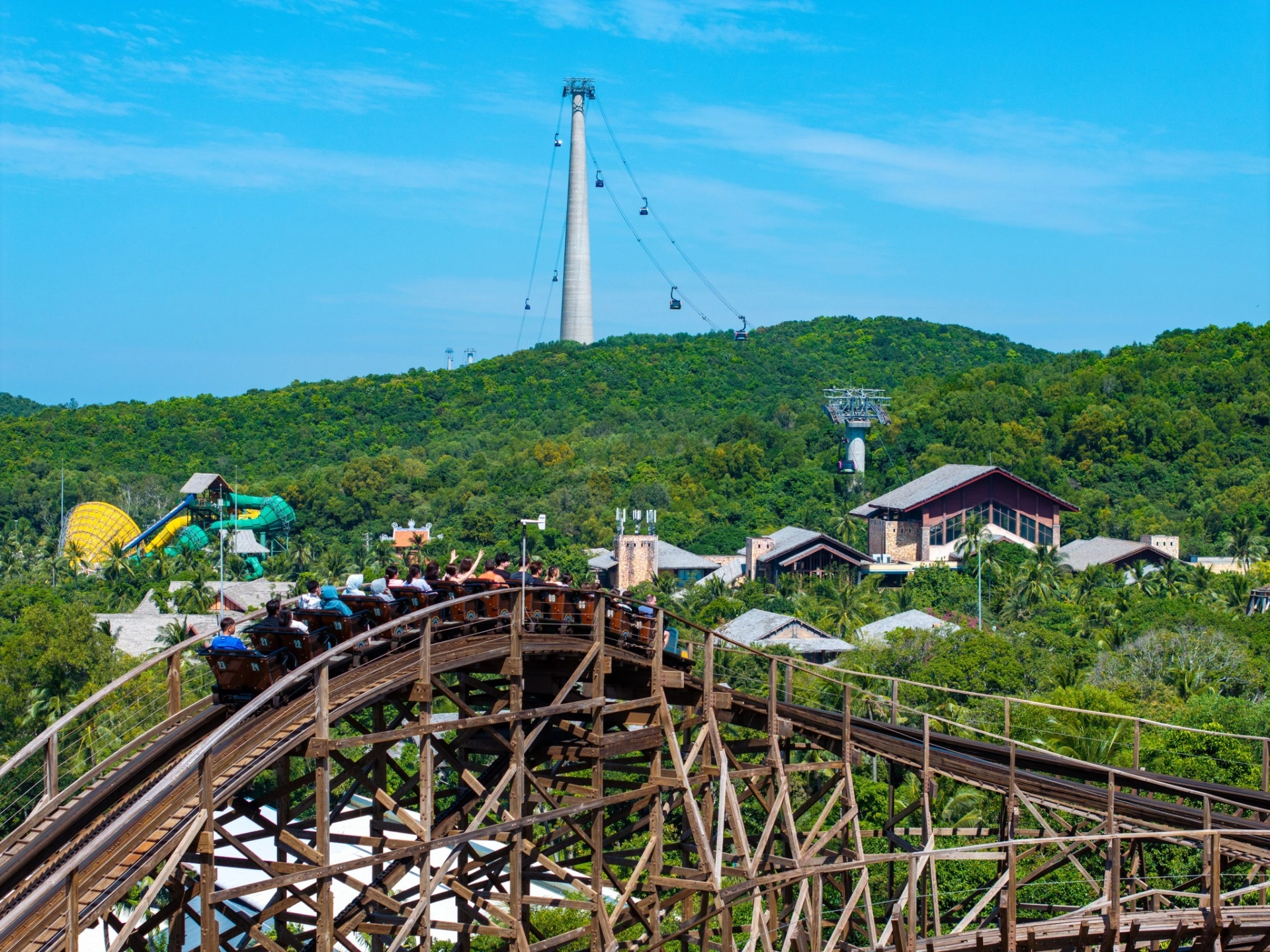 Du khách trải nghiệm Sun World Hon Thom