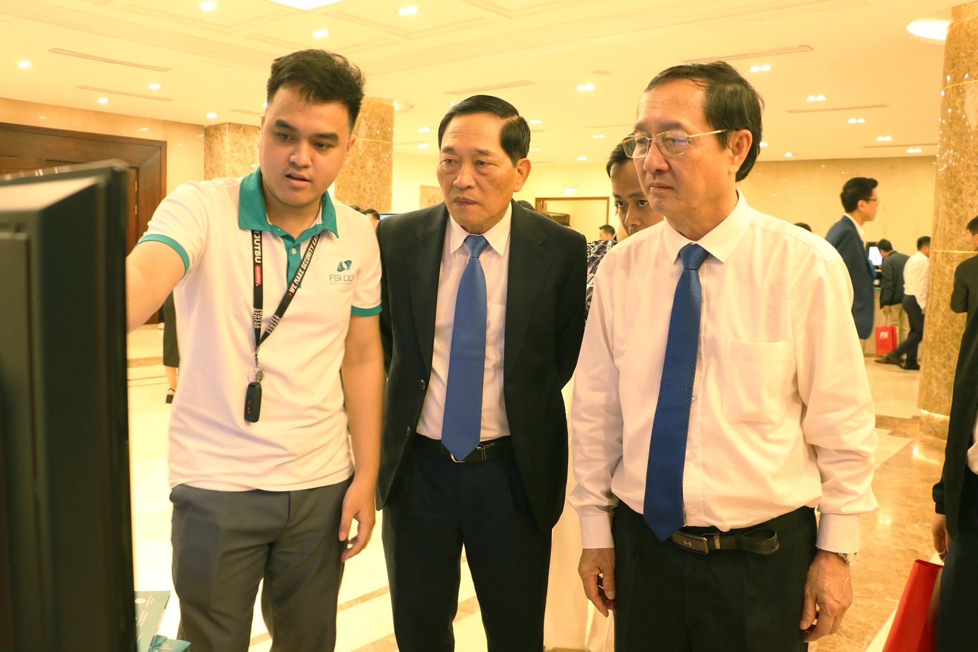 Ông Huỳnh Thành Đạt - Phó Trưởng ban Dân vận và Tuyên giáo Trung ương và ông Trần Văn Tùng - Chủ tịch Hội Thông tin Khoa học và Công nghệ tham quan gian triển lãm của doanh nghiệp an toàn thông tin