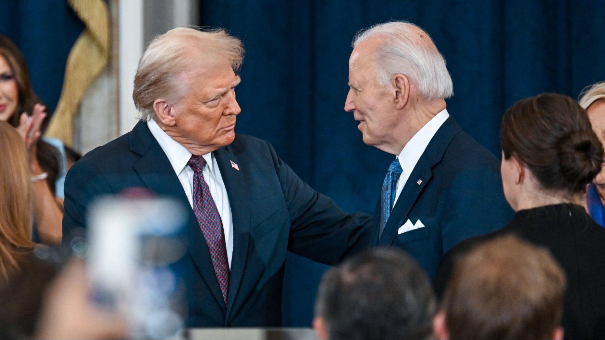 Tổng thống Donald Trump bắt tay ông Joe Biden trong lễ chuyển giao quyền lực tại Nhà Trắng tháng 1/2025 (ảnh: NY Times)