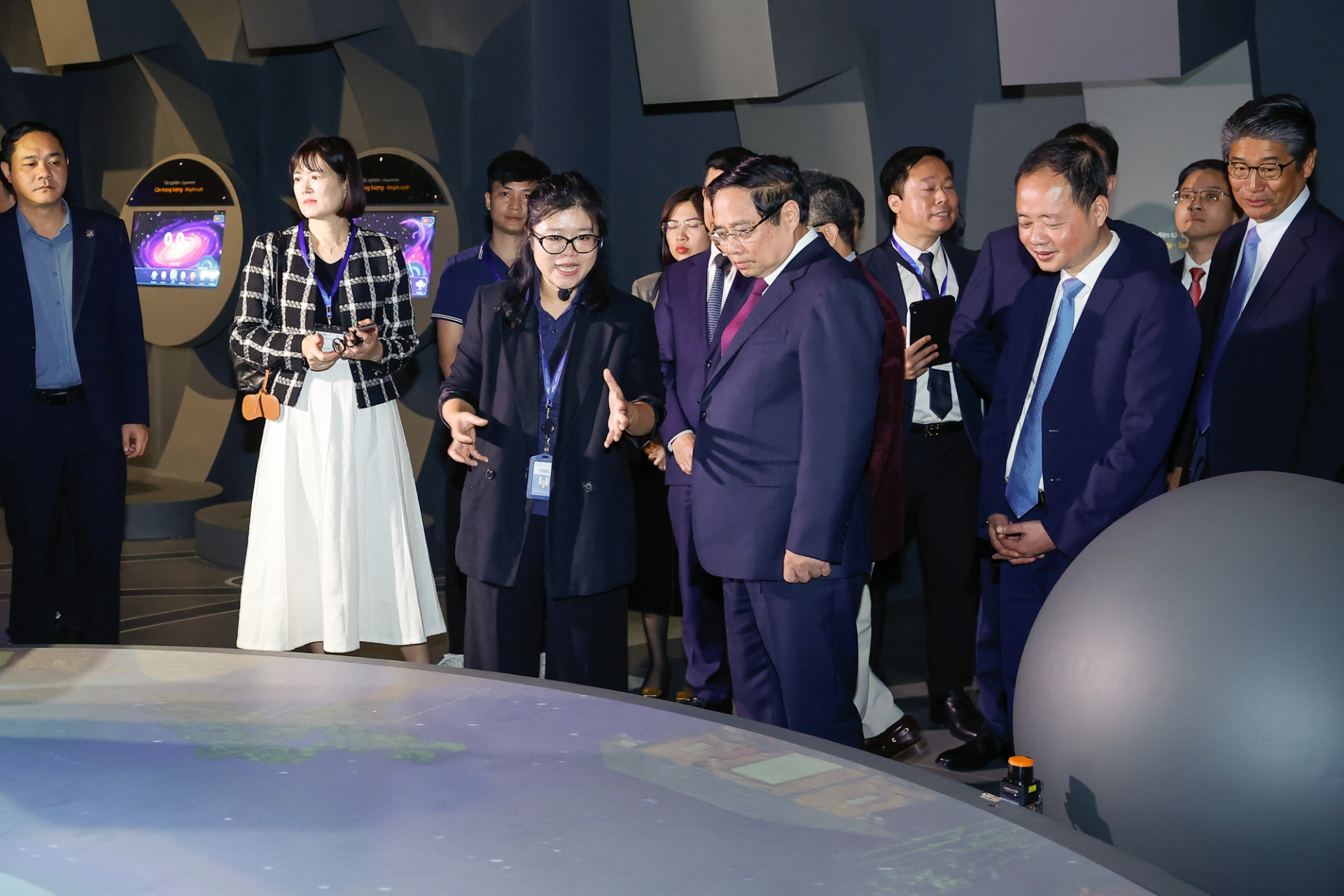 Thủ tướng tham quan Bảo tàng Vũ trụ Việt Nam tại khu công nghệ cao Hòa Lạc (ảnh: VGP)
