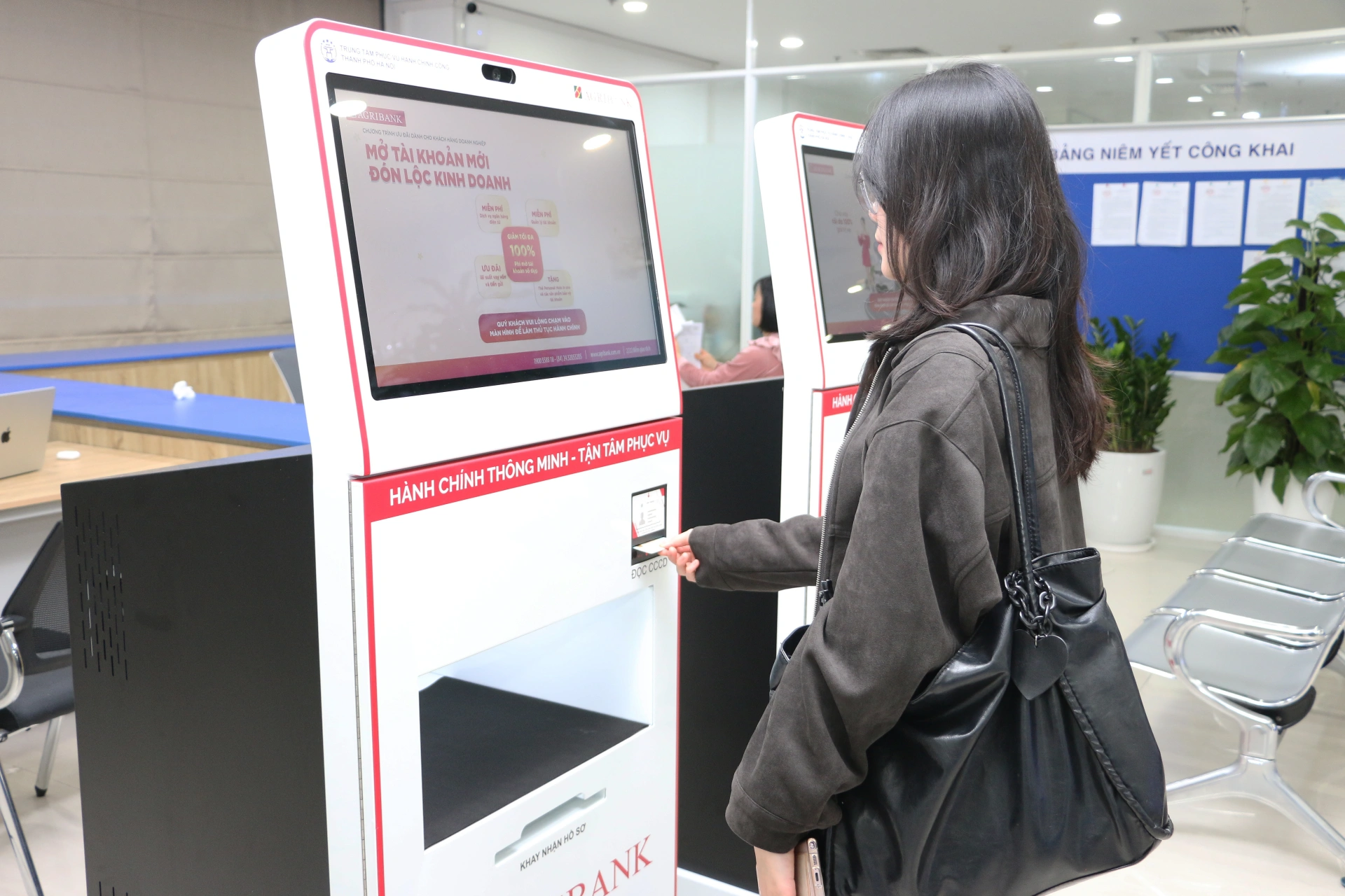 Kiost thông minh phục vụ người dân khi thực hiện thủ tục hành chính công tại Trung tâm Dịch vụ Hành chính công TP Hà Nội