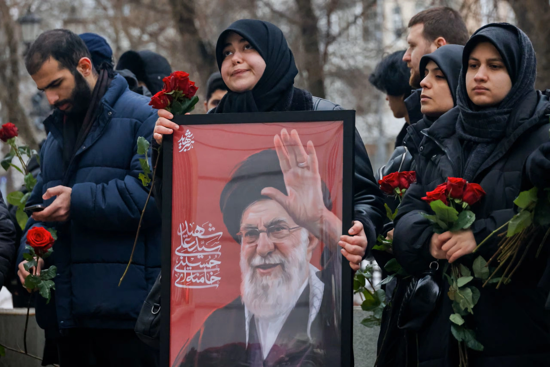 Người dân Iran bày tỏ sự tiếc thương với Đại giáo chủ Ali Khamenei sau khi lãnh tụ này thiệt mạng trong chiến dịch không kích của Mỹ và Israel hôm 28/2. Ảnh: TASS-Yonhap