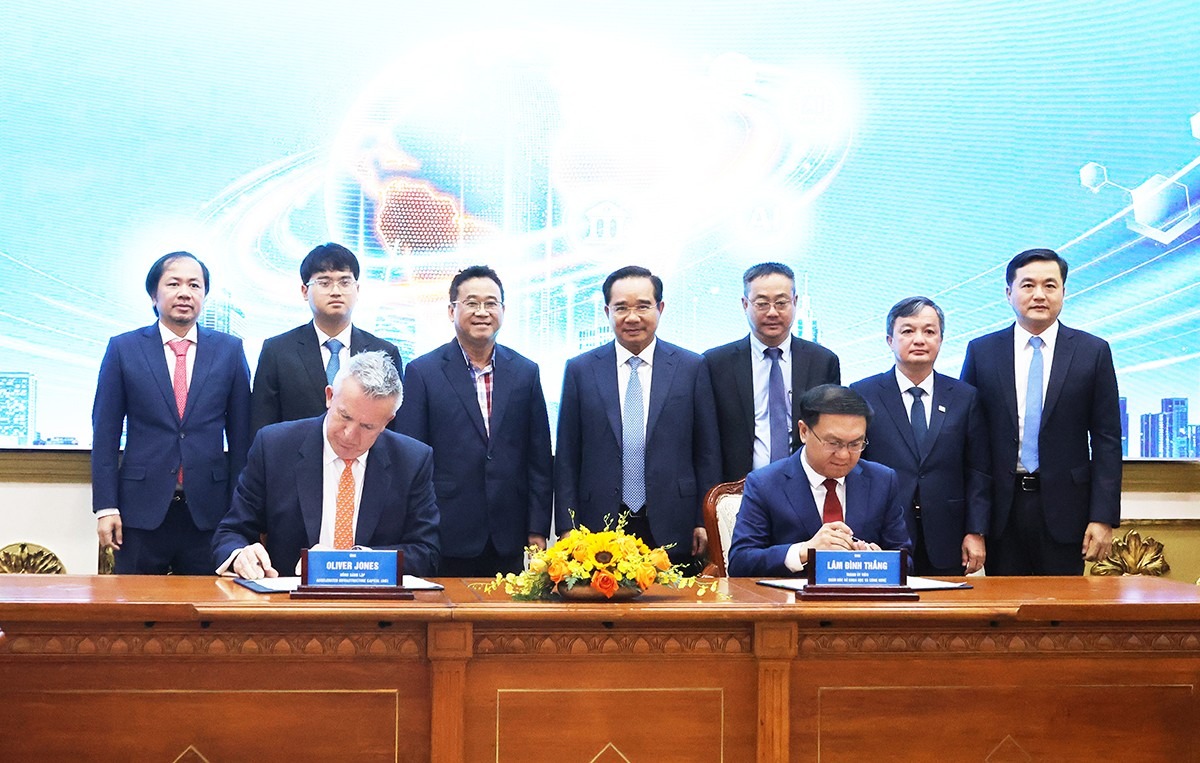 Lãnh đạo TP HCM chứng kiến Lễ ký kết Biên bản ghi nhớ hợp tác giữa Sở Khoa học và Công nghệ với công ty Accelerated Infrastructure Capital (AIC) (ảnh: Cổng thông tin điện tử TP HCM)