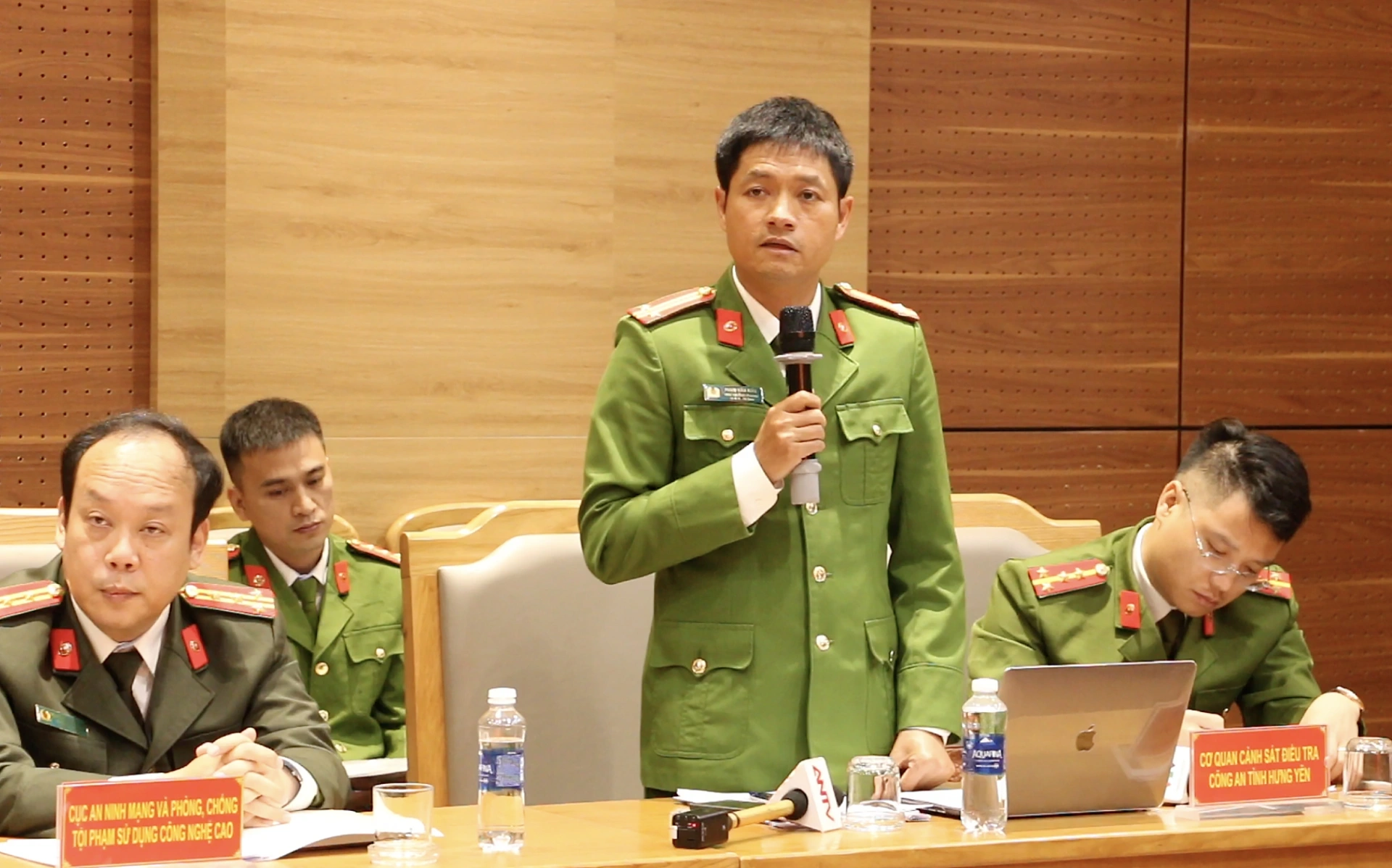 Trung tá Phạm Văn Hiểu trả lời câu hỏi của các nhà báo về vụ án