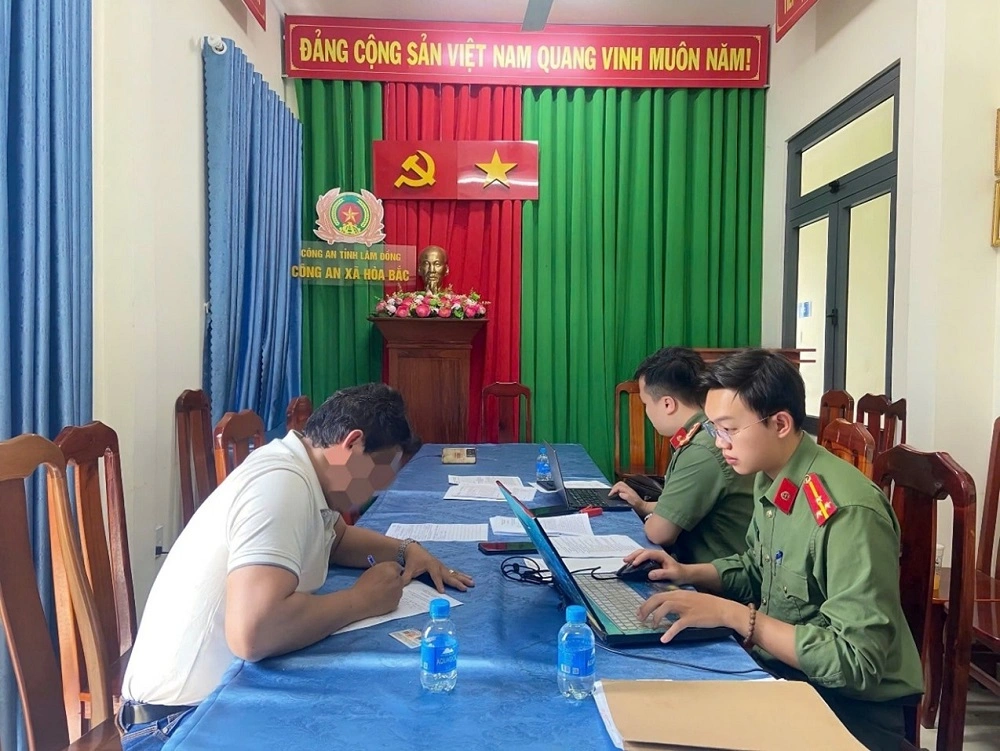 Công an làm việc với 2 trường hợp về hành vi đăng tải thông tin sai sự thật trên không gian mạng