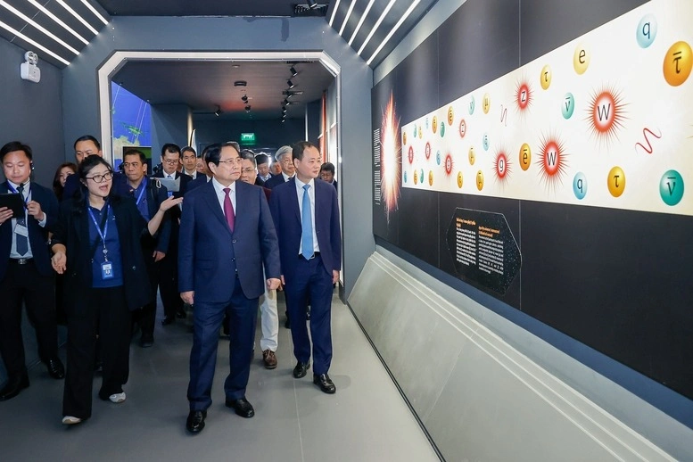Thủ tướng tham quan Bảo tàng Vũ trụ Việt Nam (ảnh: VGP)