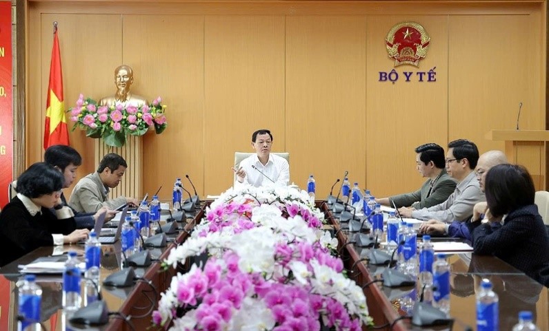 Thứ trưởng Bộ Y tế Nguyễn Tri Thức chủ trì cuộc họp nghe báo cáo về phương án liên thông dữ liệu kiểm tra sức khỏe định kỳ chiều 10/3.