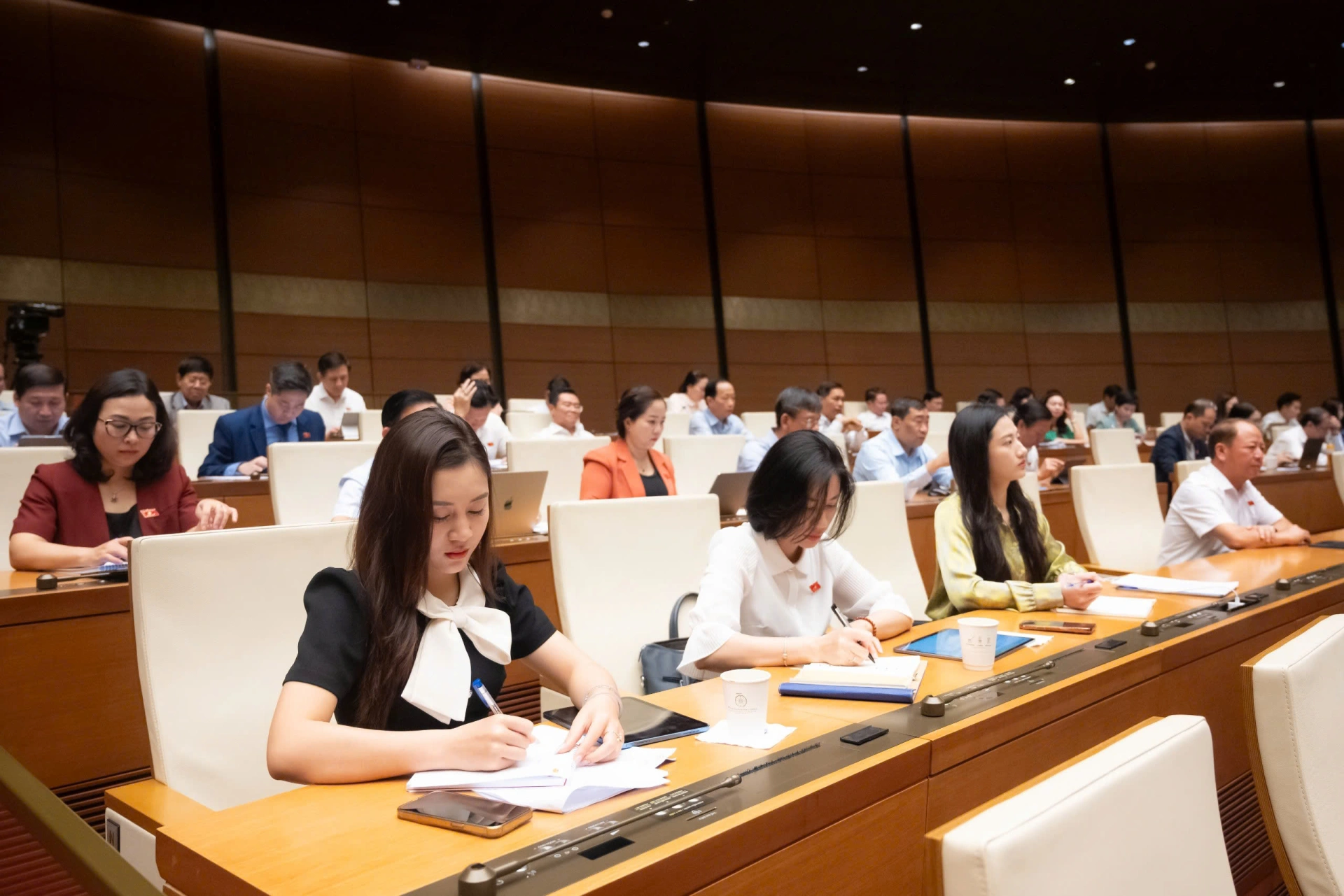 Các đại biểu tham dự phiên họp sáng ngày 9/4 của Quốc hội khóa XVI thảo luận về các nội dung lập pháp quan trọng.