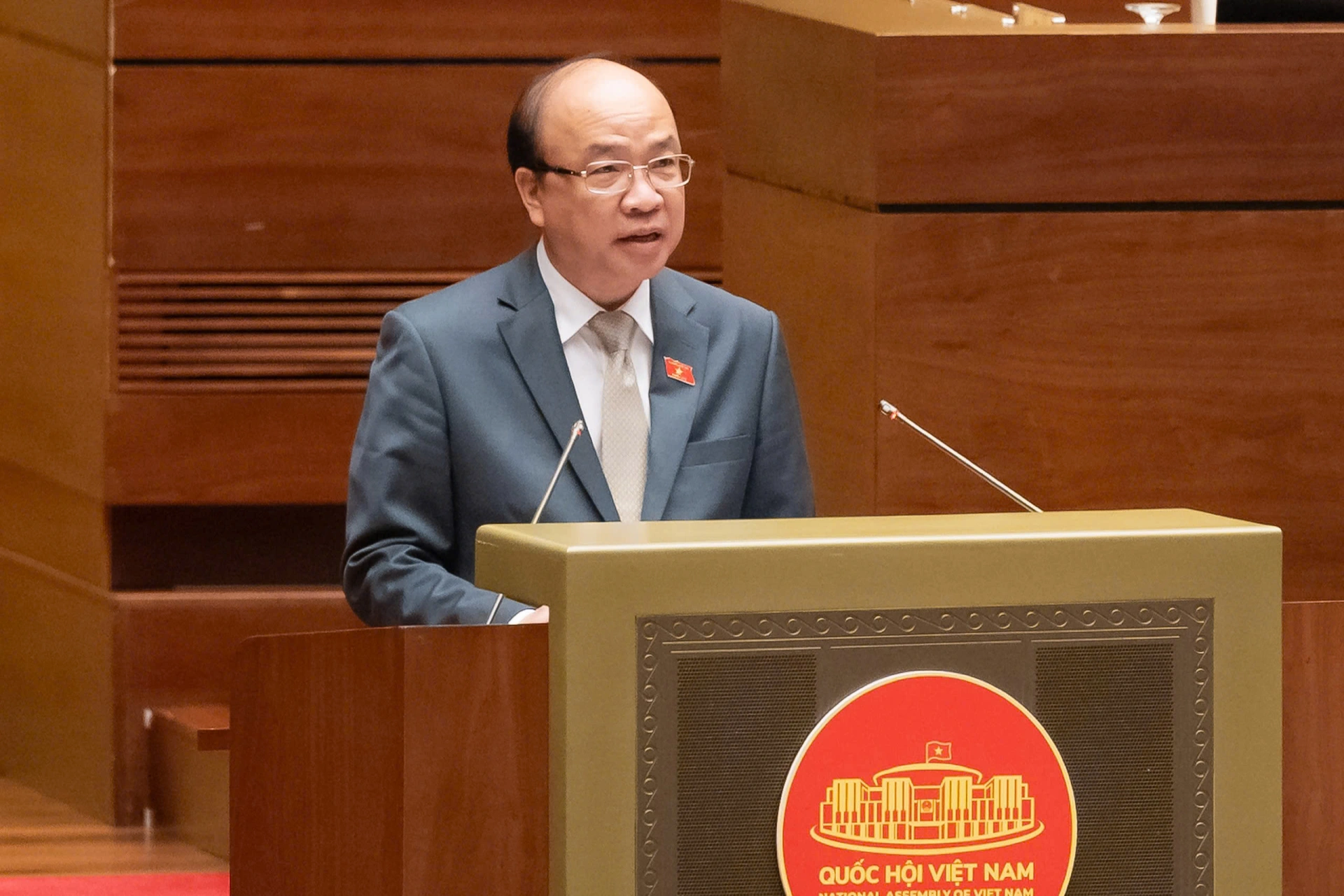 Chủ nhiệm Ủy ban Pháp luật và Tư pháp Phan Chí Hiếu đại diện cơ quan thẩm tra đề xuất nghiên cứu mở rộng đối tượng hỗ trợ tiếp cận thông tin đối với người nghèo, trẻ em và người cao tuổi.