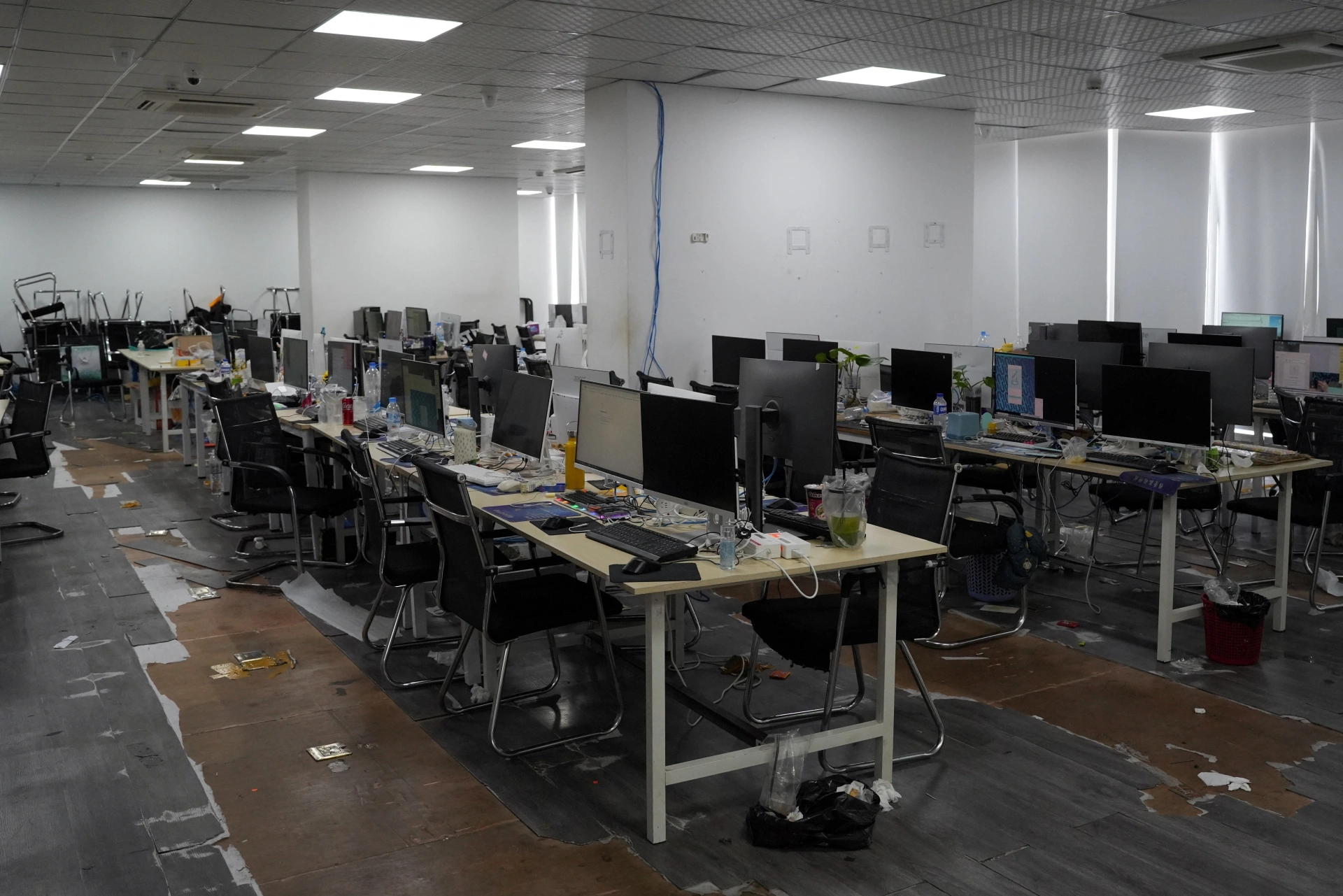 Một trung tâm lừa đảo trực tuyến điển hình tại Campuchia - nơi các đường dây tội phạm mạng quốc tế giam lỏng nhân lực để thực hiện các hành vi lừa đảo chiếm đoạt tài sản. Ảnh: Reuters.