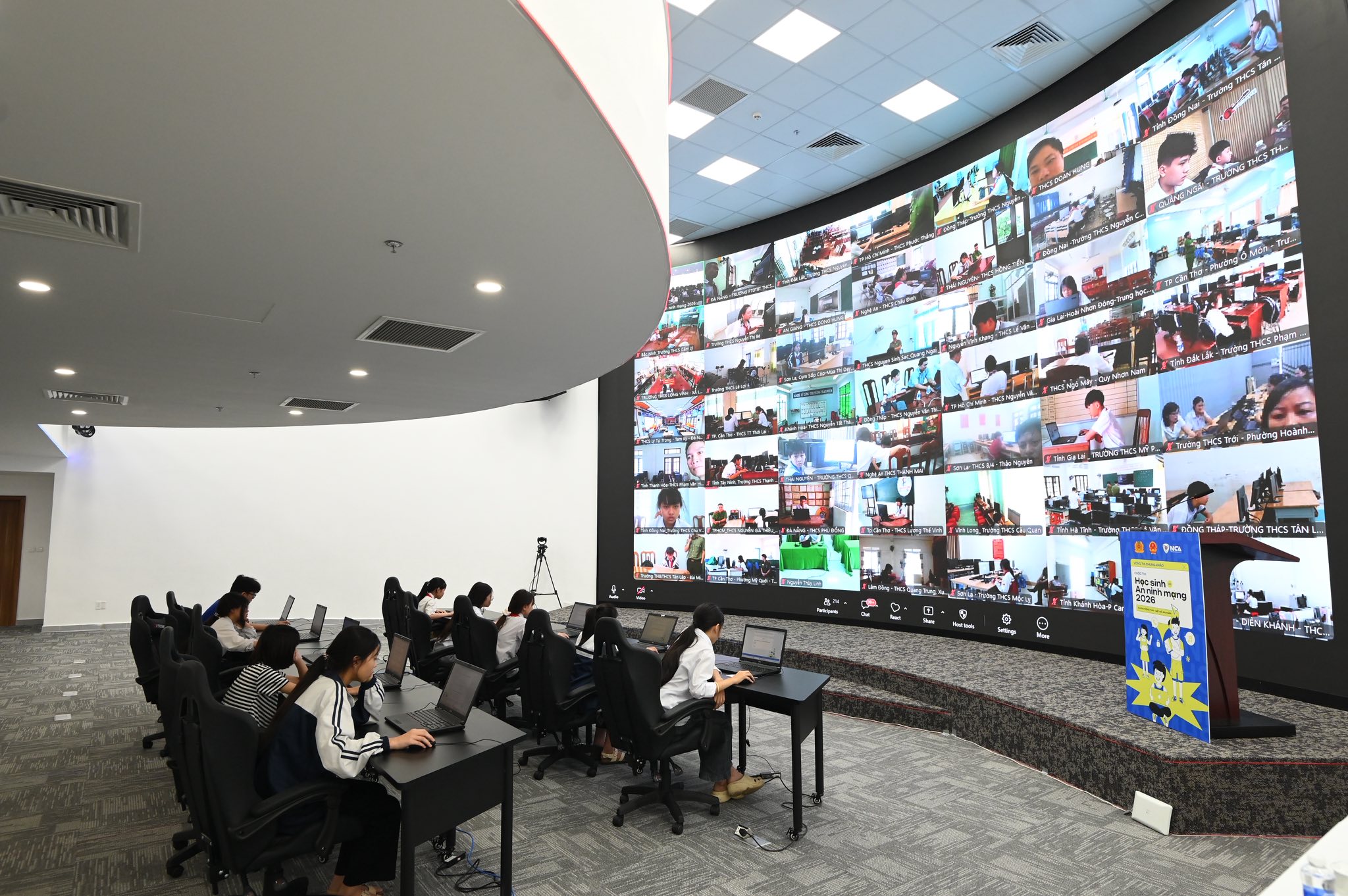 Học sinh tham gia làm bài tại điểm cầu Cục An ninh mạng và phòng, chống tội phạm sử dụng công nghệ cao (A05) - Bộ Công an (Hà Nội).