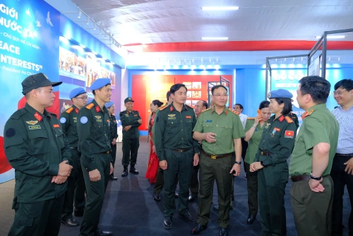 Không khí triển lãm bên lề chương trình “Tổ quốc bình yên”