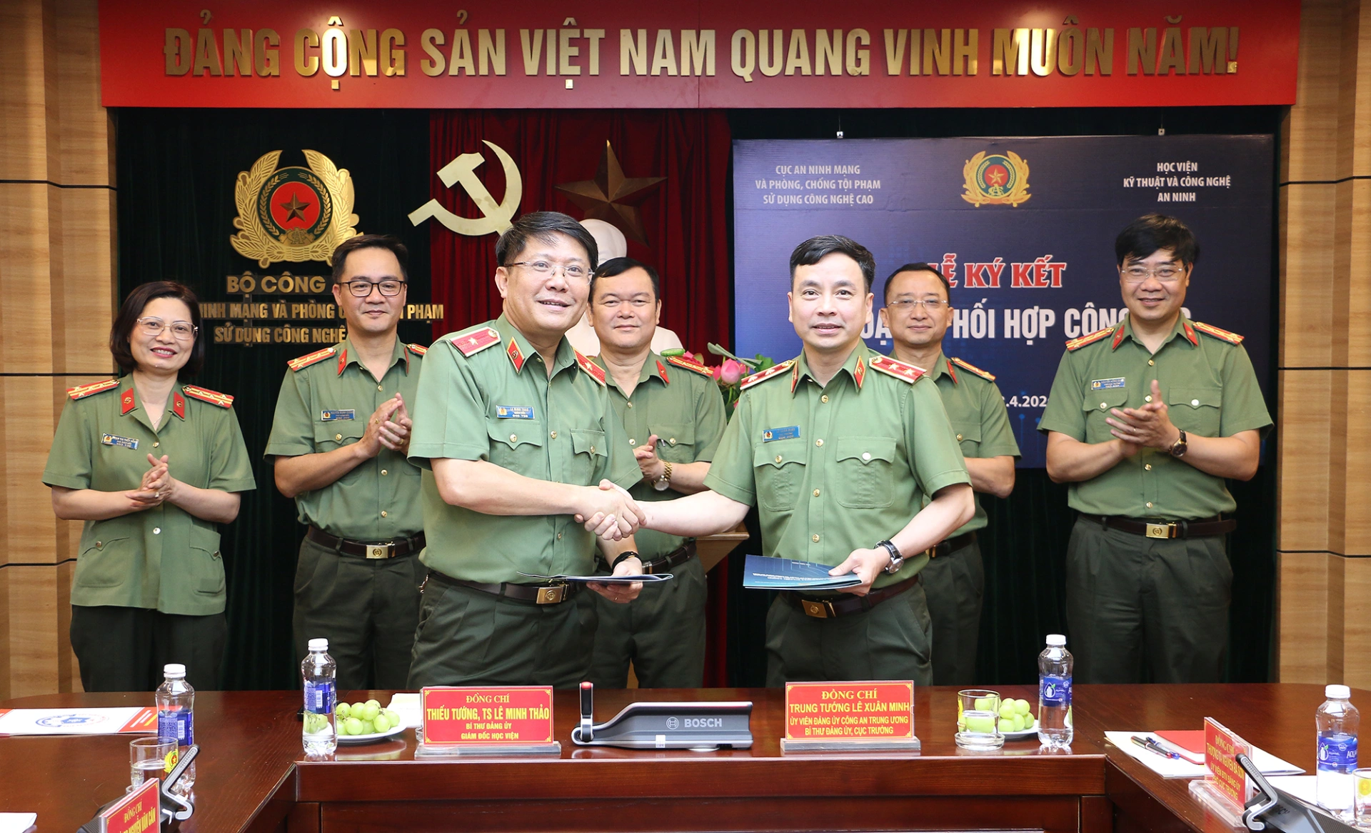 Trung tướng Lê Xuân Minh, Cục trưởng A05 và Thiếu tướng Lê Minh Thảo, Giám đốc Học viện T07 ký kết phối hợp công tác