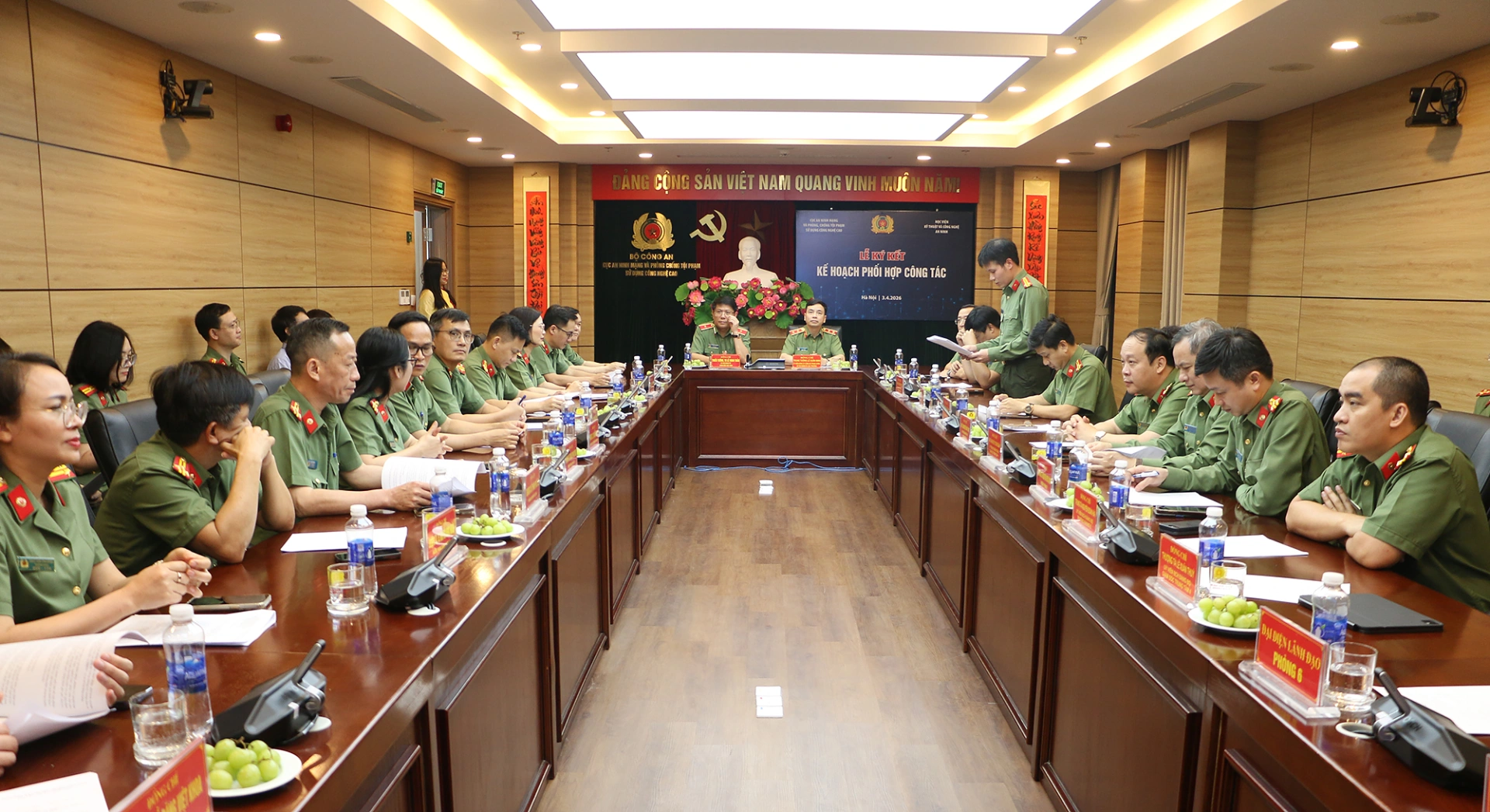 Lãnh đạo và cán bộ của hai đơn vị tham dự tại buổi lễ