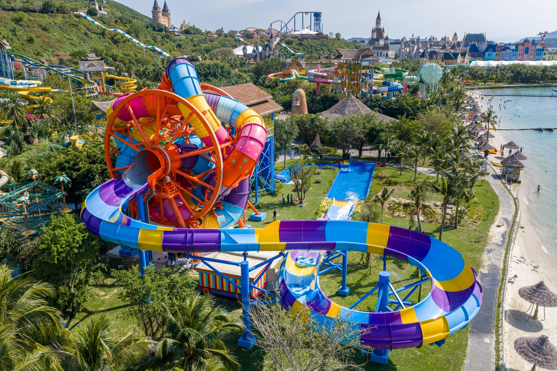 “Lốc xoáy liên hoàn” trở thành tâm điểm trải nghiệm tại công viên nước mùa hè này