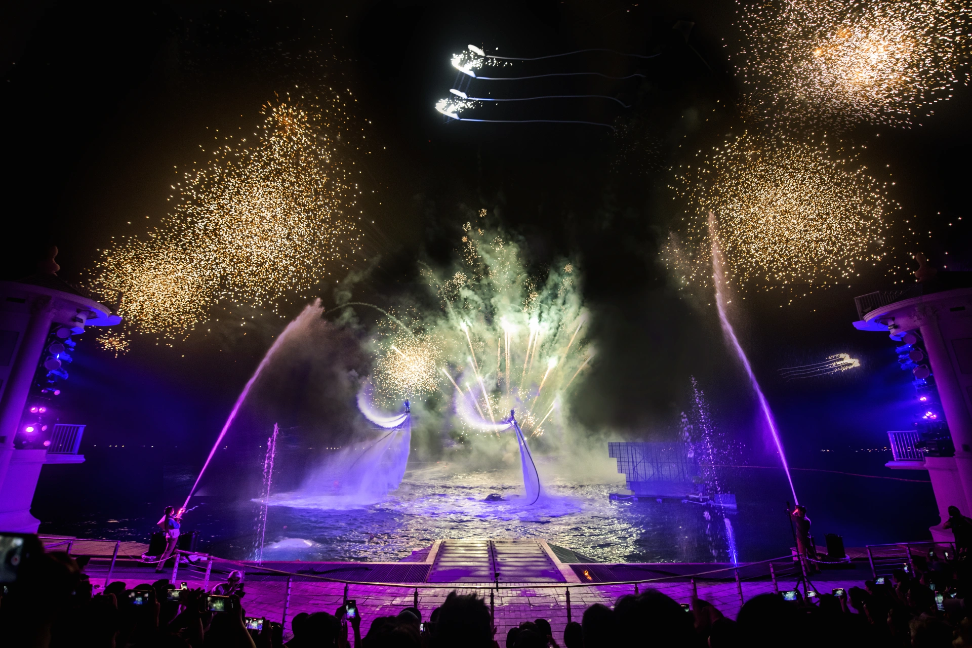 Stunt Show mang đến những màn trình diễn mãn nhãn trên mặt biển