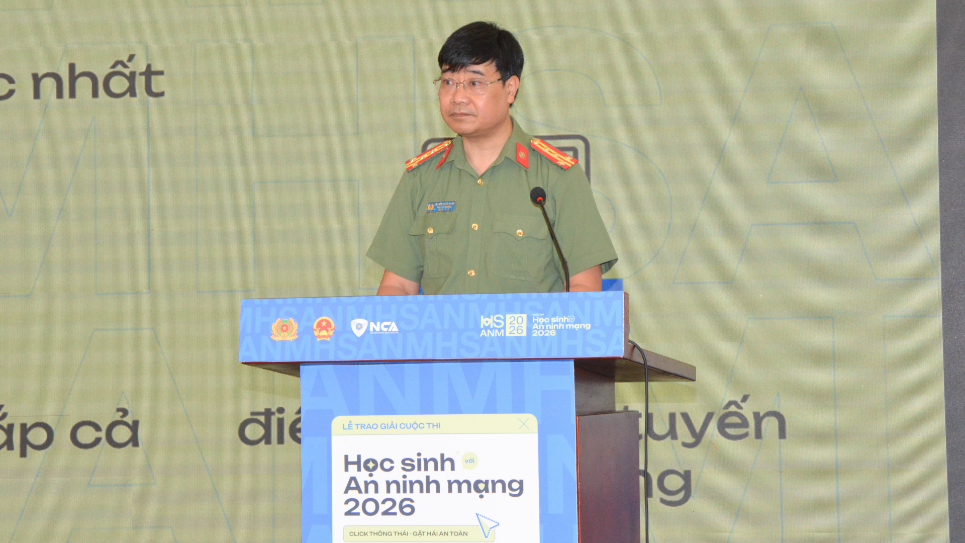 Đại tá Nguyễn Hồng Quân, Phó Cục trưởng Cục An ninh mạng và phòng, chống tội phạm sử dụng công nghệ cao; Trưởng Ban An ninh dữ liệu và bảo vệ dữ liệu cá nhân; Phó Trưởng Ban Tổ chức Cuộc thi thay mặt Ban Tổ chức lên đọc báo cáo tổng kết cuộc thi.