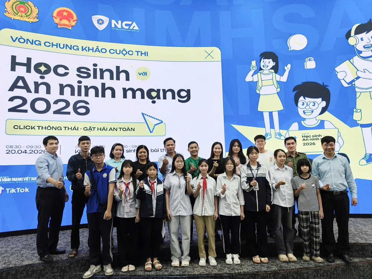 Đại diện BTC chụp ảnh lưu niệm với học sinh dự thi