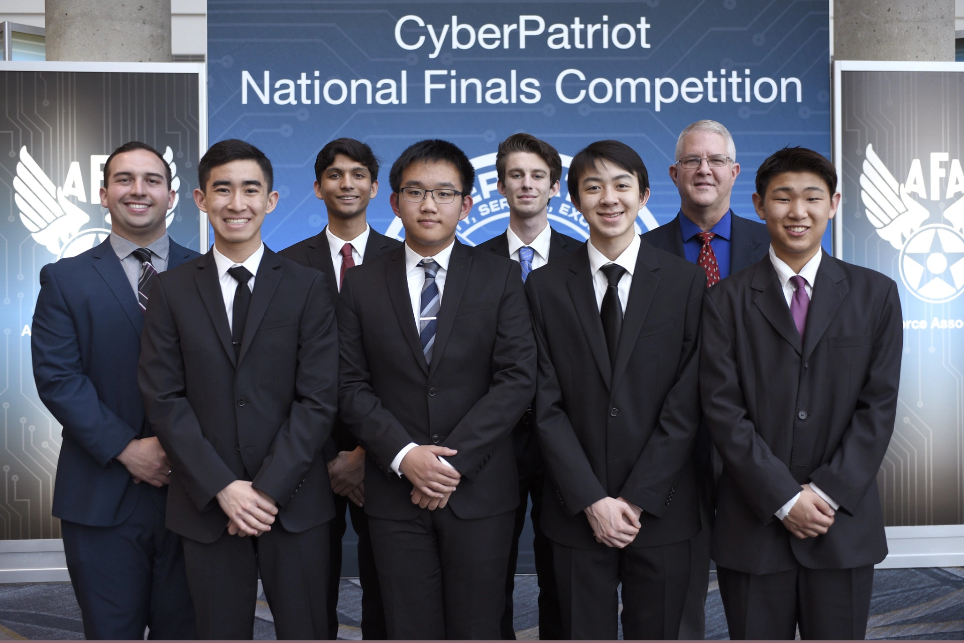 Hình ảnh một đội thi tại vòng Chung kết Quốc gia CyberPatriot, nơi các tài năng trẻ Mỹ được rèn luyện kỹ năng phòng thủ mạng trong môi trường mô phỏng doanh nghiệp thực tế.