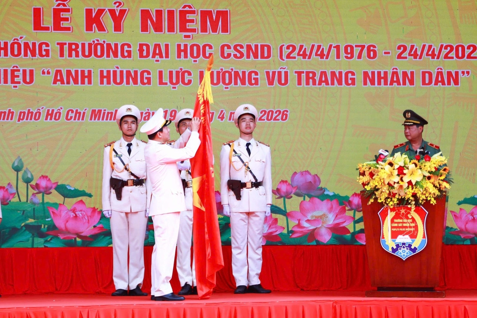 Thừa ủy quyền, Bộ trưởng Lương Tam Quang trao tặng danh hiệu cao quý “Anh hùng Lực lượng vũ trang nhân dân” cho Trường Đại học CSND (ảnh: Bộ Công an)