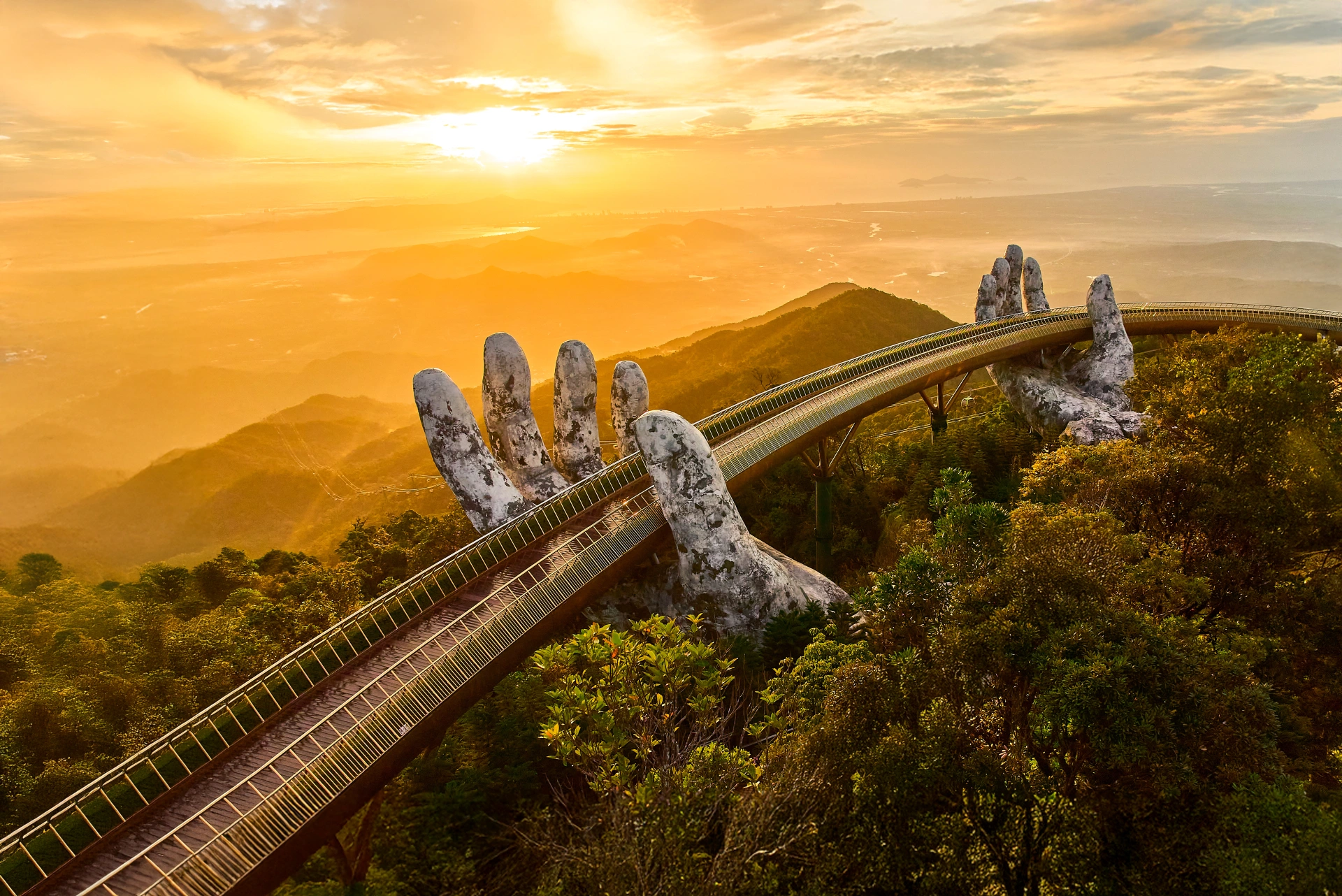 Công trình Cầu Vàng nằm ở độ cao 1.414m so với mực nước biển