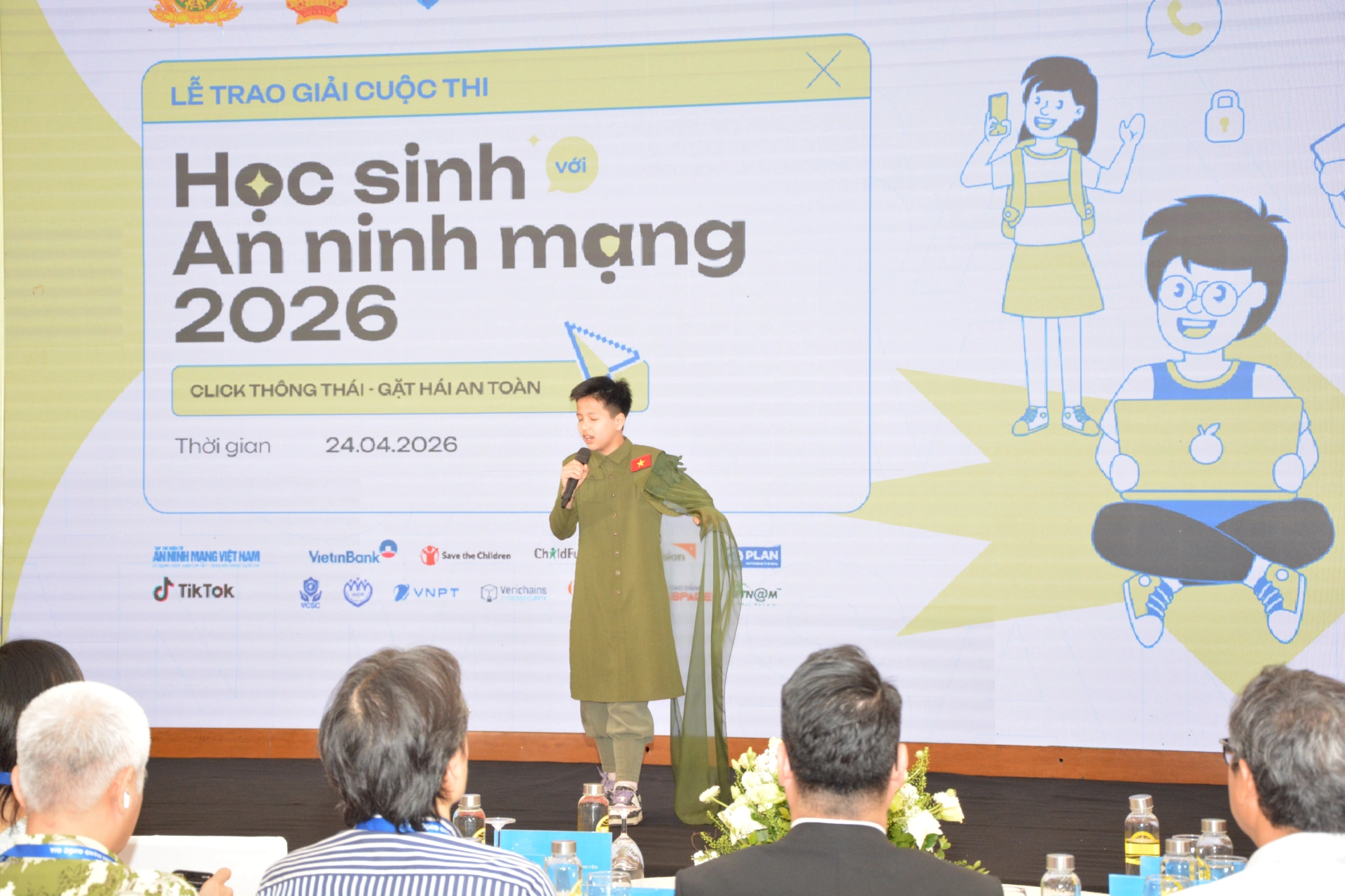 Mở đầu Lễ trao giải Cuộc thi “Học sinh với An ninh mạng 2026” là tiết mục mashup “Đường lên phía trước” và “Hò kéo pháo” do em Drazy Đào Minh Trí Quân – Giải Nhì Liên hoan Nhạc nhẹ Thiếu nhi Thủ đô năm 2026 – trình bày.