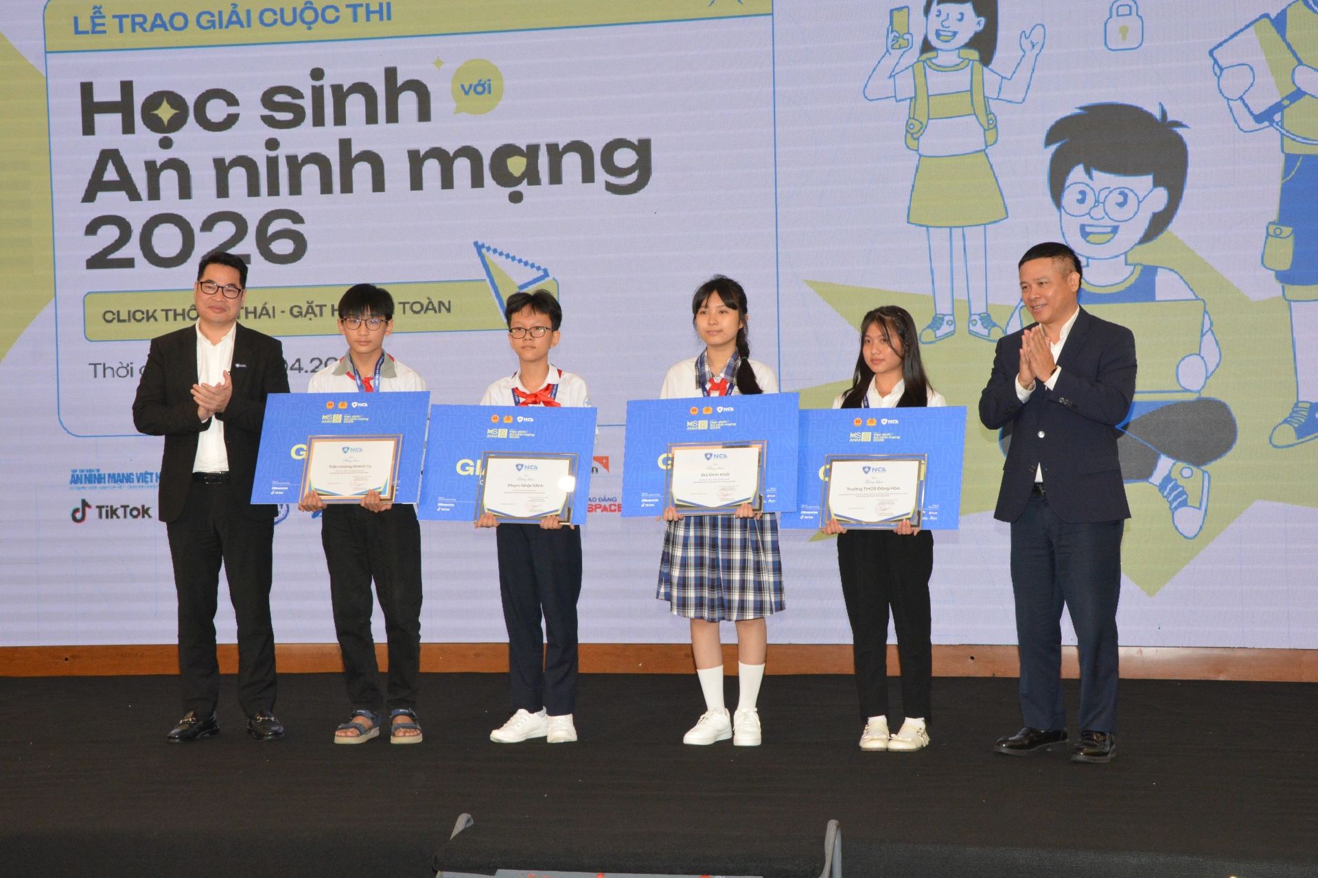 Ông Nguyễn Sơn Hải, Phó Cục trưởng Cục Khoa học, Công nghệ và Thông tin, Bộ Giáo dục và Đào tạo; Phó Trưởng Ban Tổ chức Cuộc thi, đại diện Ban tổ chức  và  Ông Vũ Duy Hiền – Chánh Văn phòng kiêm Phó Tổng Thư ký Hiệp hội An ninh mạng quốc gia lên trao bằng khen và giải thưởng cho các em học đạt giải Nhì trong cuộc thi.