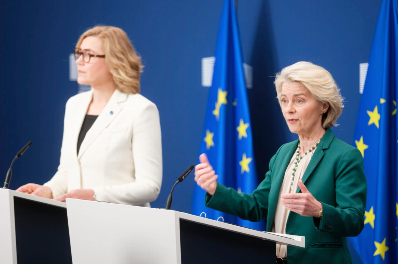 Chủ tịch Ủy ban châu Âu Ursula von der Leyen và Phó Chủ tịch điều hành Ủy ban châu Âu phụ trách công nghệ Henna Virkkunen tại cuộc họp báo ngày 15/4. Ảnh: Thierry Monasse
