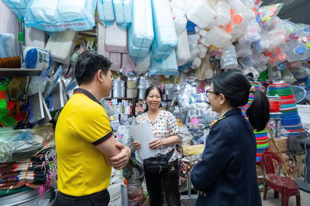 Đồng Nai cử cán bộ “đi từng ngõ, gõ từng nhà để hỗ trợ người dân tiếp cận các nền tảng số đơn giản. Ảnh minh hoạ