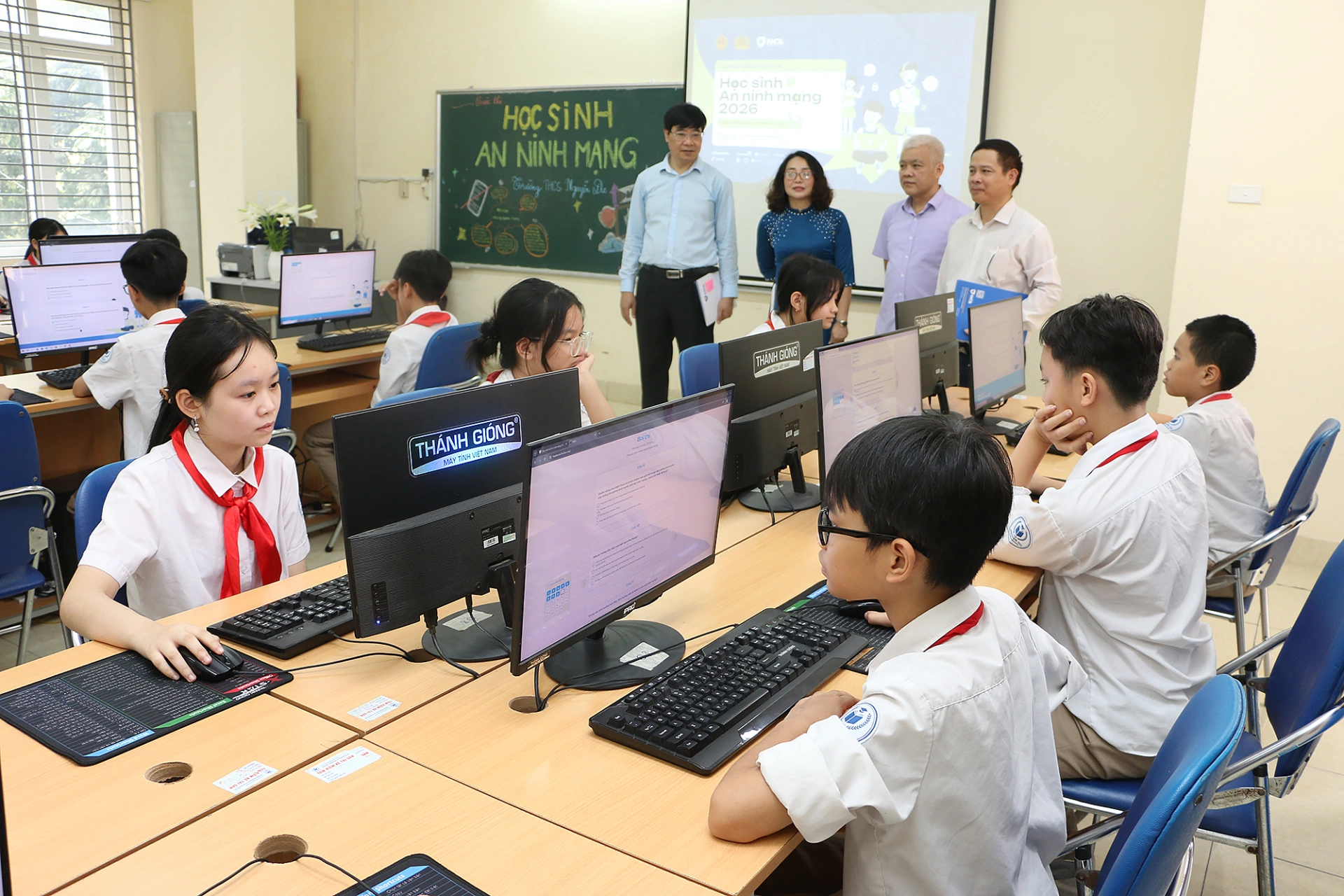 Đại diện BTC cuộc thi tham quan phòng thi tại trường THCS Nguyễn Du, Nam Từ Liêm