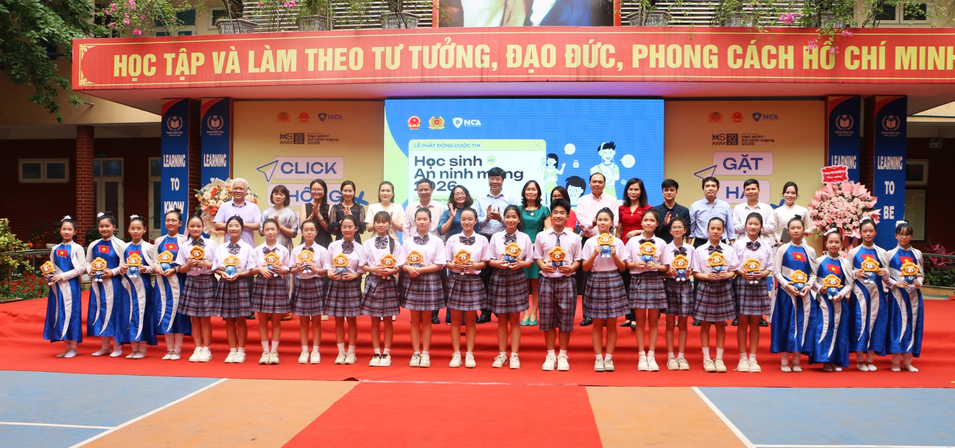 Ban tổ chức cuộc thi và giáo viên, học sinh trường THCS Nguyễn Du chụp ảnh lưu niệm