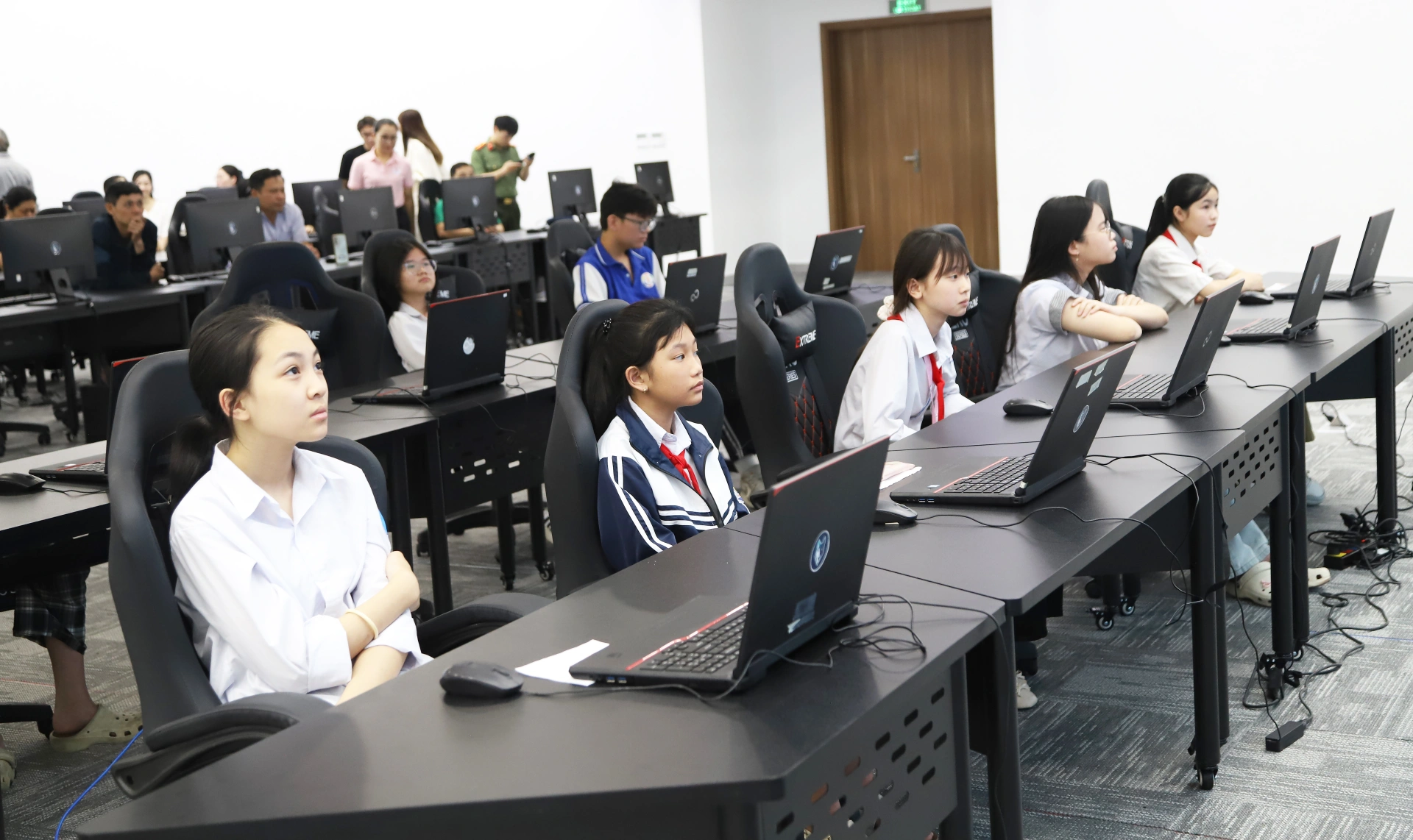 Các học sinh háo hức trước khi bước vào chặng chung kết cuộc thi Học sinh An ninh mạng 2026